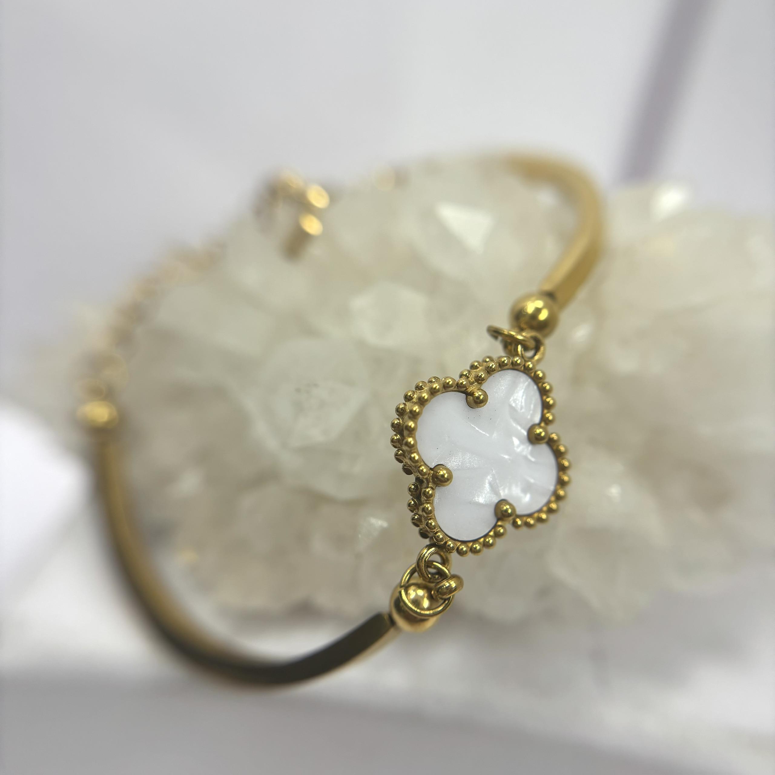 vòng tay cuff bẻ titan vàng van cleef trắng