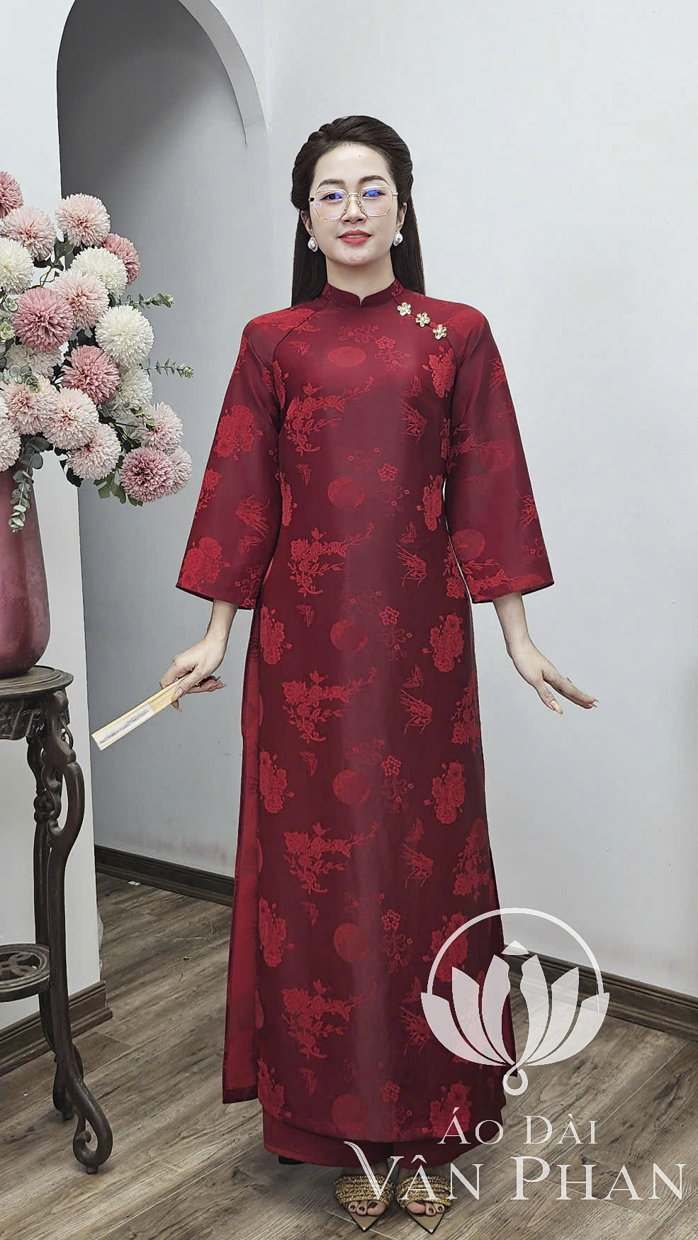 CT337 áo dài cách Tân cổ 2p tay dài loe tơ tằm đỏ đô ánh trắng_thumbnail_2