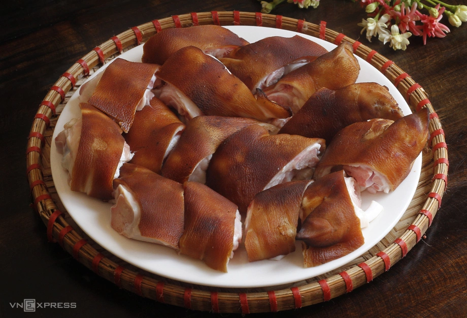 Lightly Fire-Roasted Pork Feet