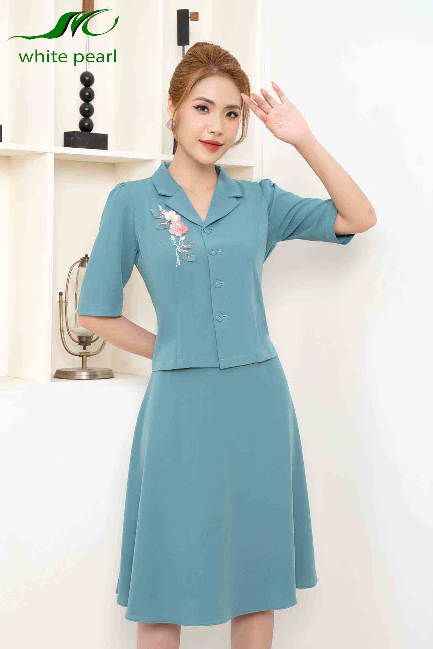 Bộ áo ký giả vạt thẳng theu hoa Ak2352 kèm chân váy xòe CVTT2312 thời trang nữ công sở cao cấp White Pearl_thumbnail_5