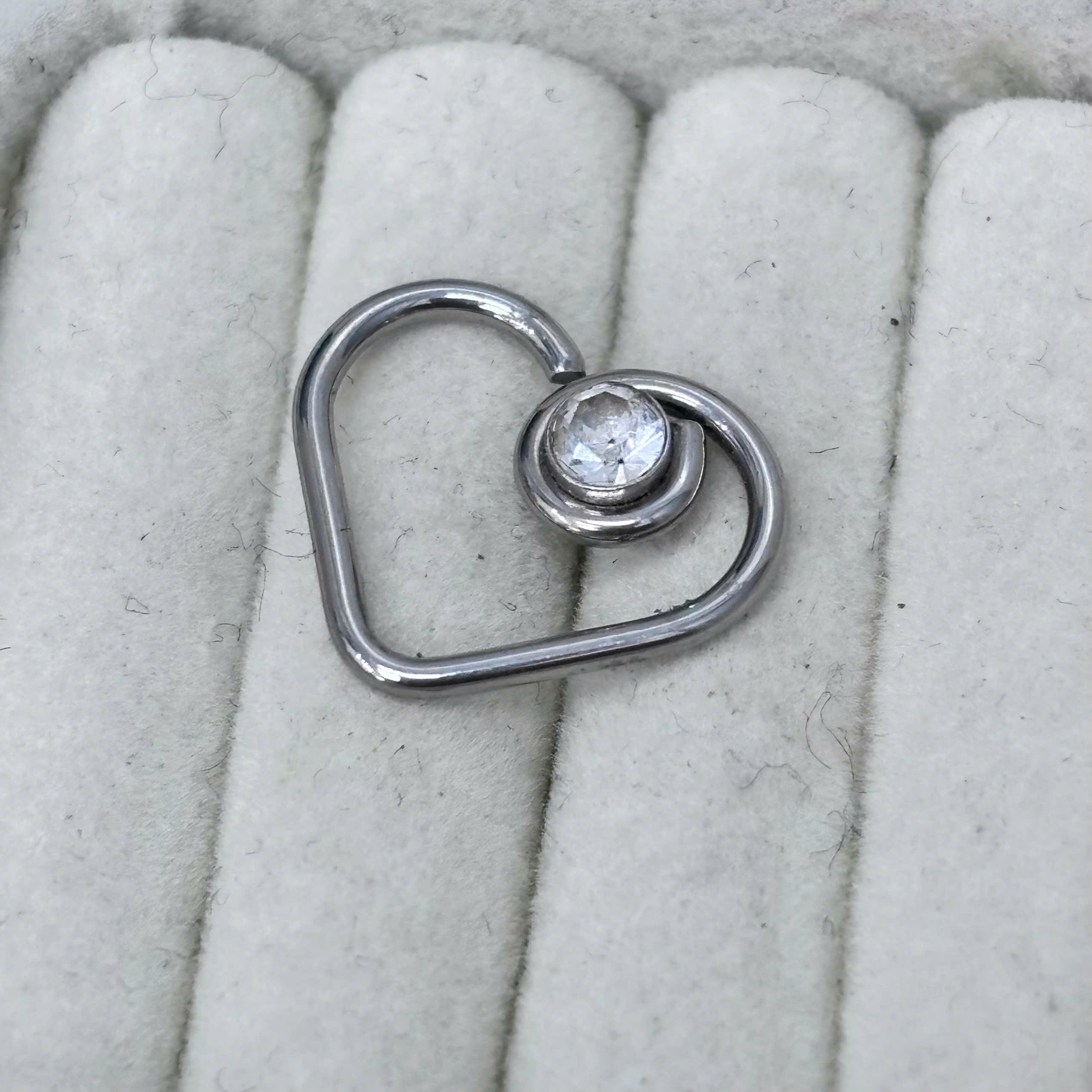 daith kiểu trái tim xoắn kim cương trắng tai trái.