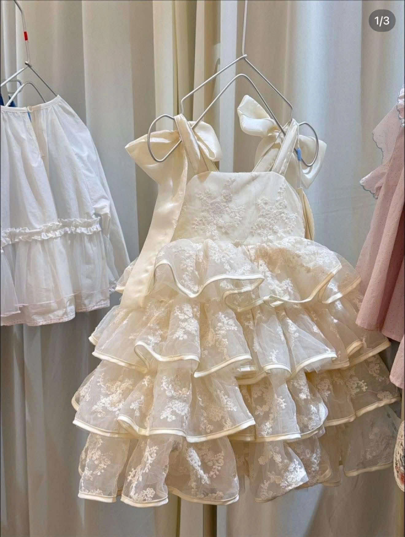 (H121) Váy hai dây đính nơ voan tầng thêu hoa nhí màu kem hãng Seven