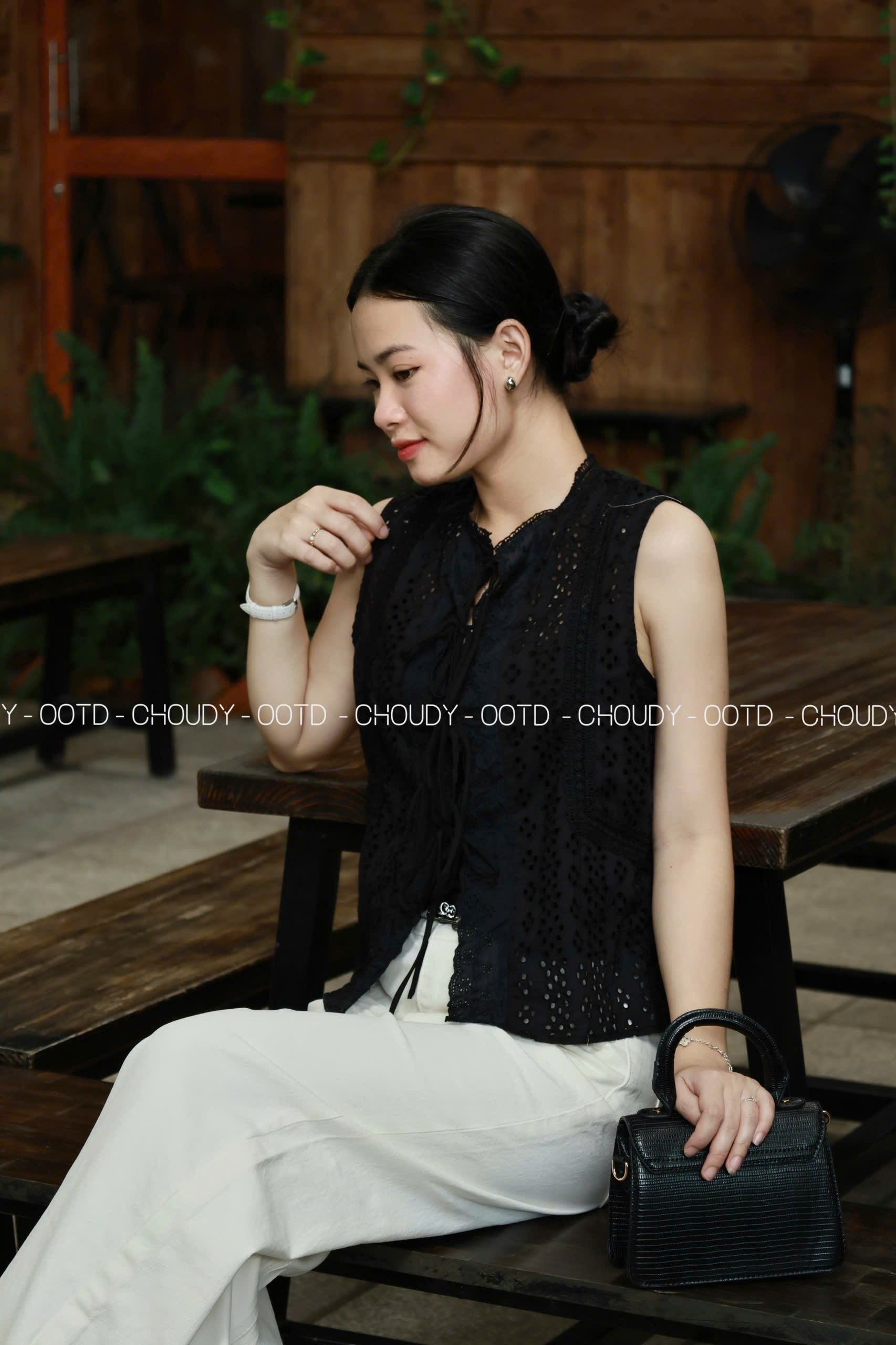 U484 ÁO ĐỤC LỖ 2 MÀU_thumbnail_12