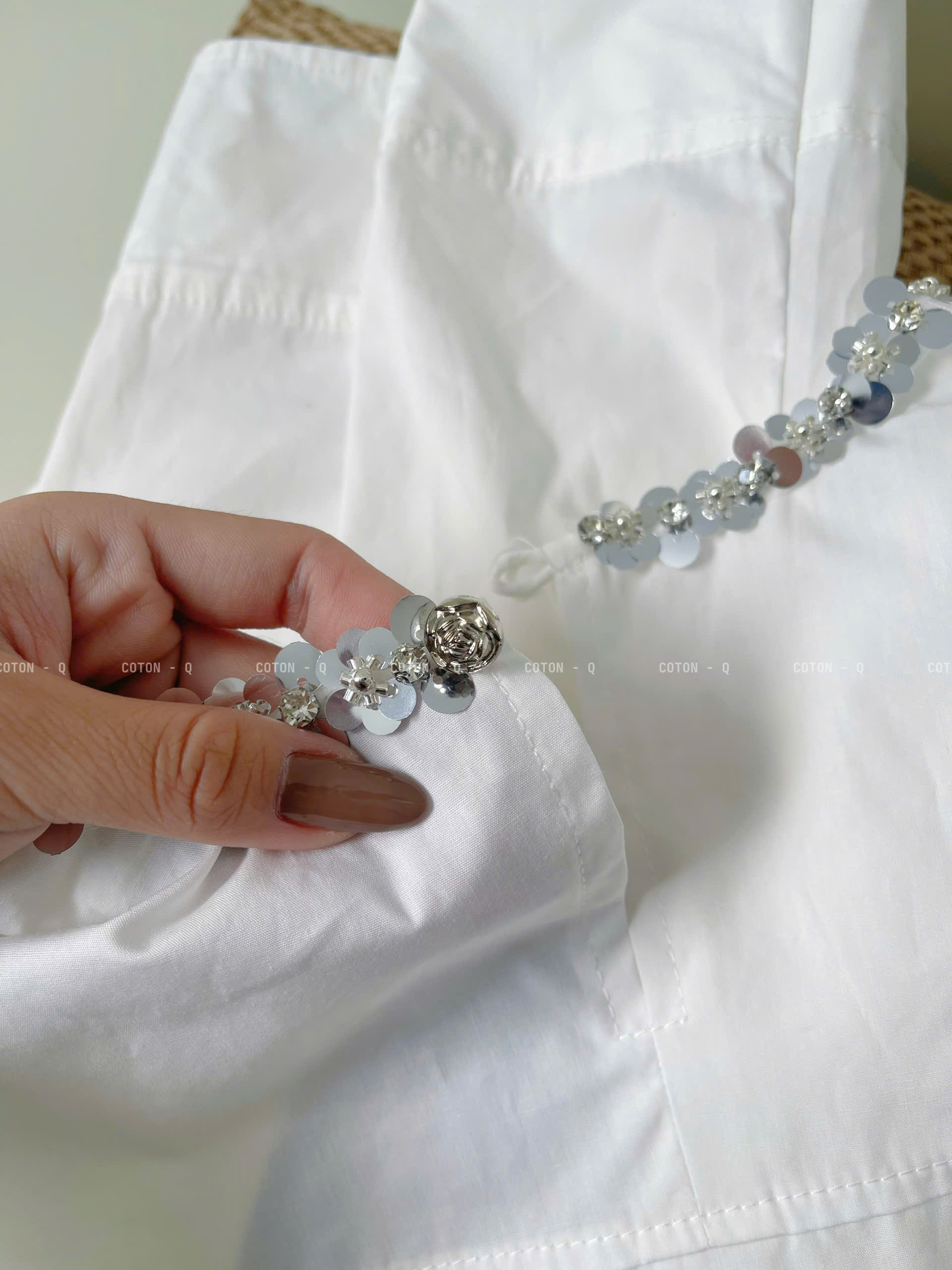 Áo tay dài trắng đính viền cổ_thumbnail_3