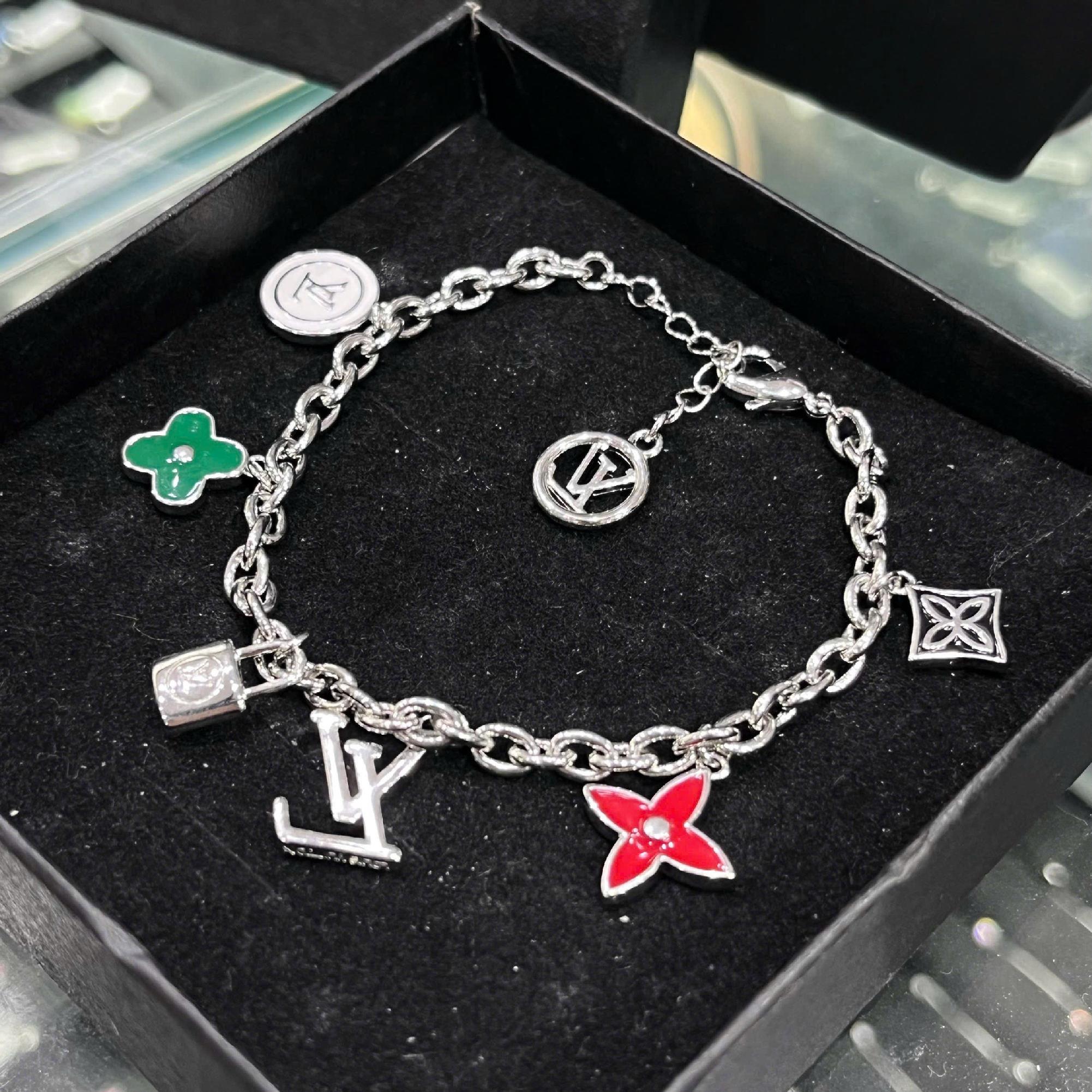 vòng tay titan mạ vàng trắng charm LV hoa nhiều màu_thumbnail_1