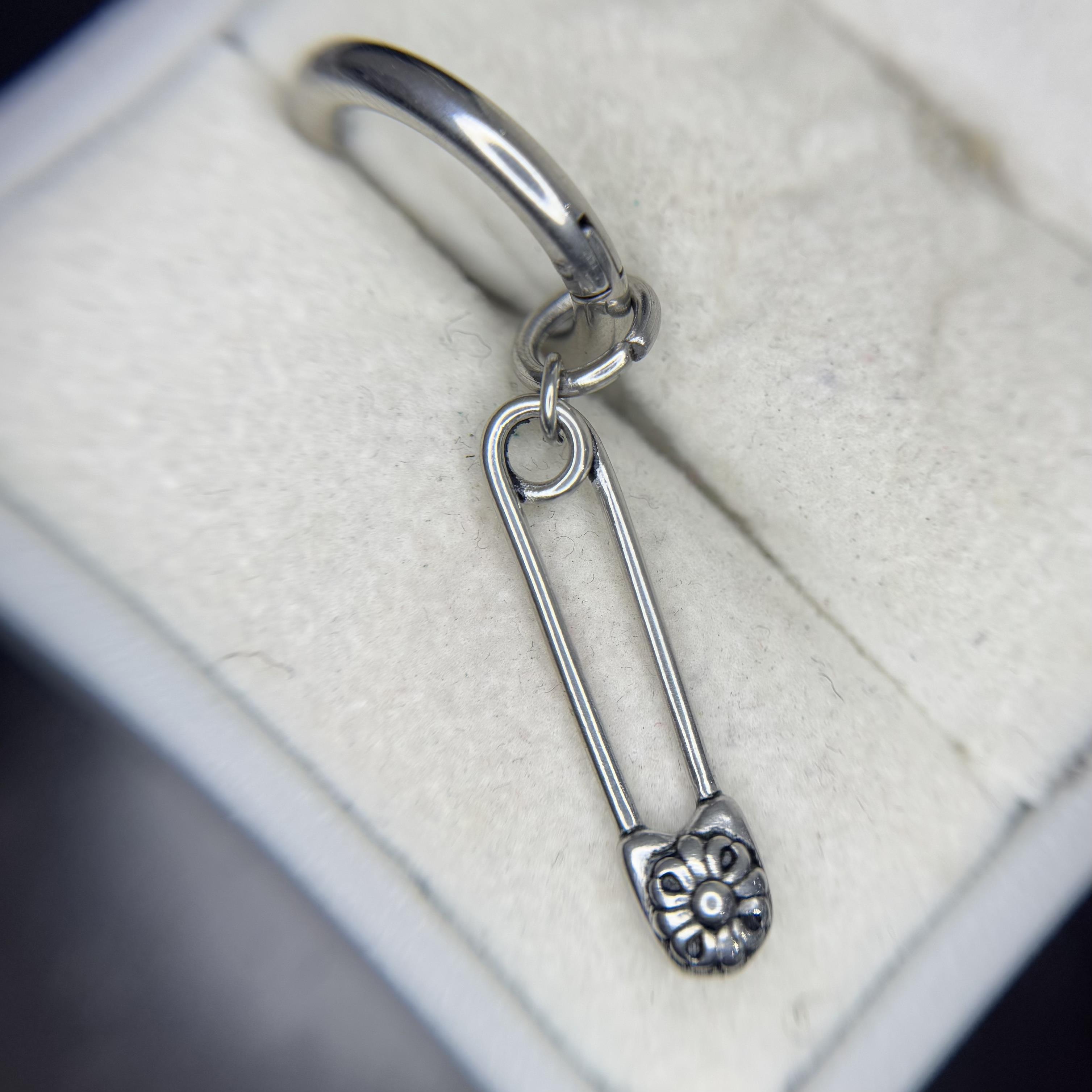 khuyên vòng kiểu nam rơi ghim băng chrome heart_thumbnail_0