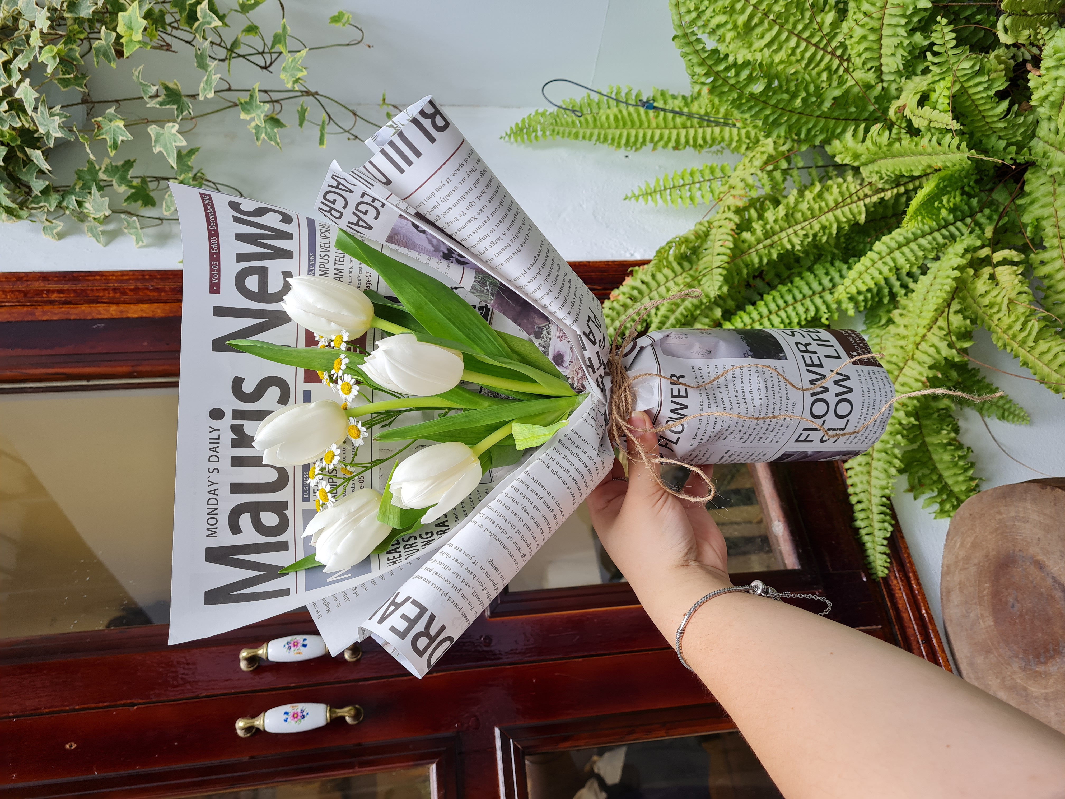 Bó hoa Tulip Trắng 5b - Giấy báo Vintage