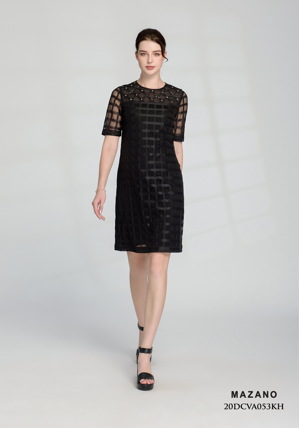 Đầm suông vải ren ô vuông đính hạt cách điệu