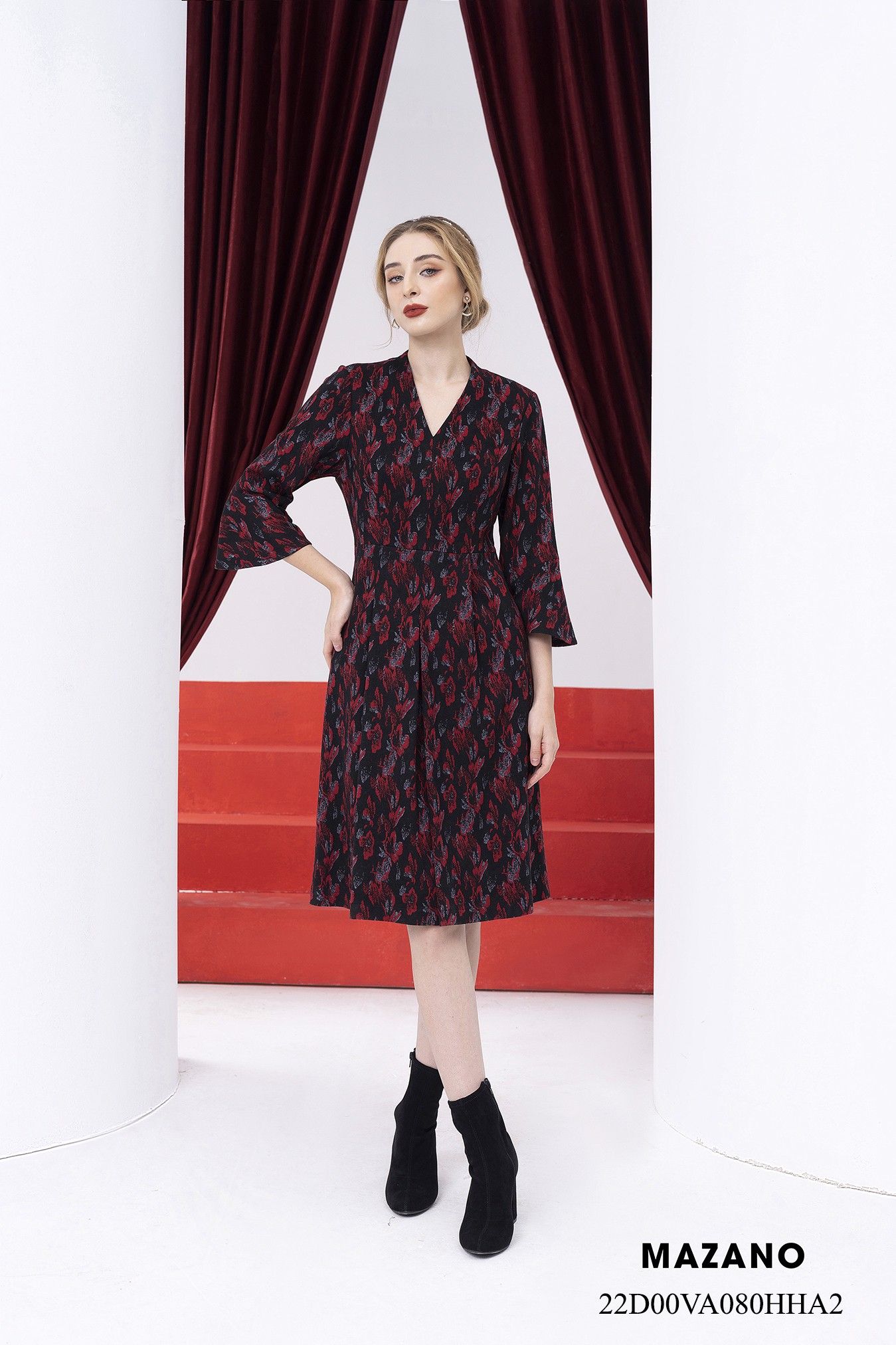 Đầm len họa tiết tay loe rủ cổ leo