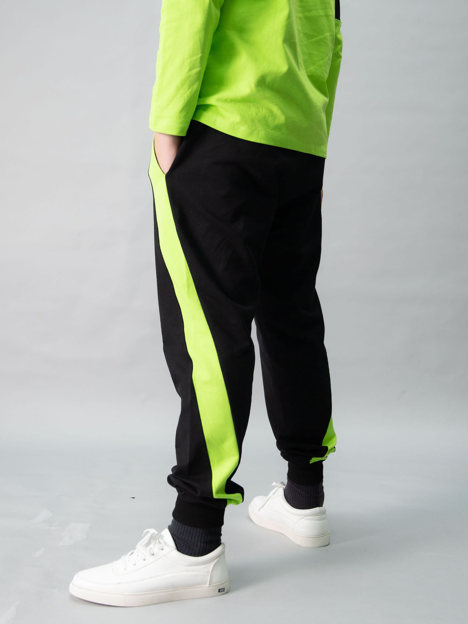 Quần nỉ đen phối neon_thumbnail_1