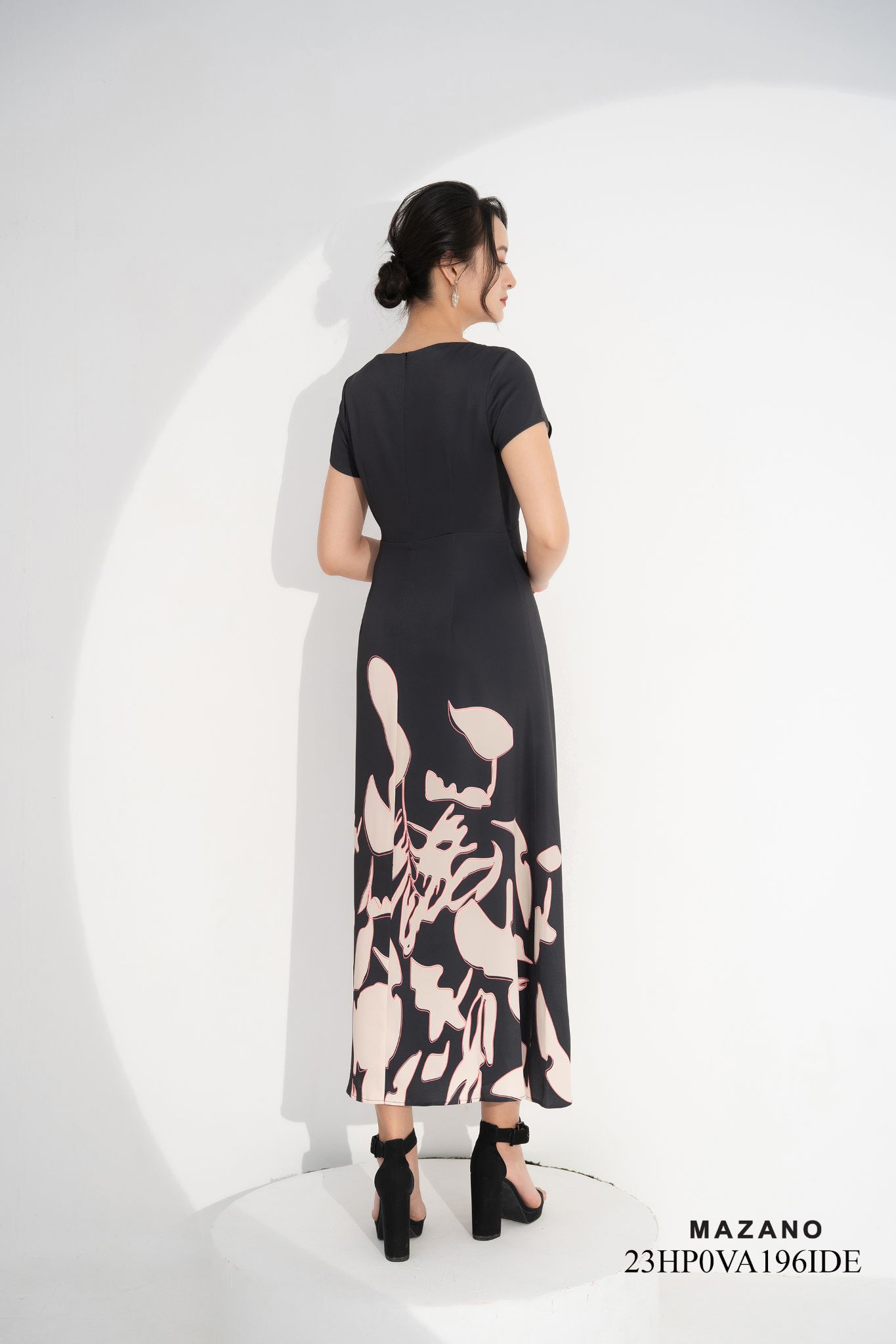 Đầm Lụa Đen Hoạ Tiết Cách Điệu_thumbnail_3