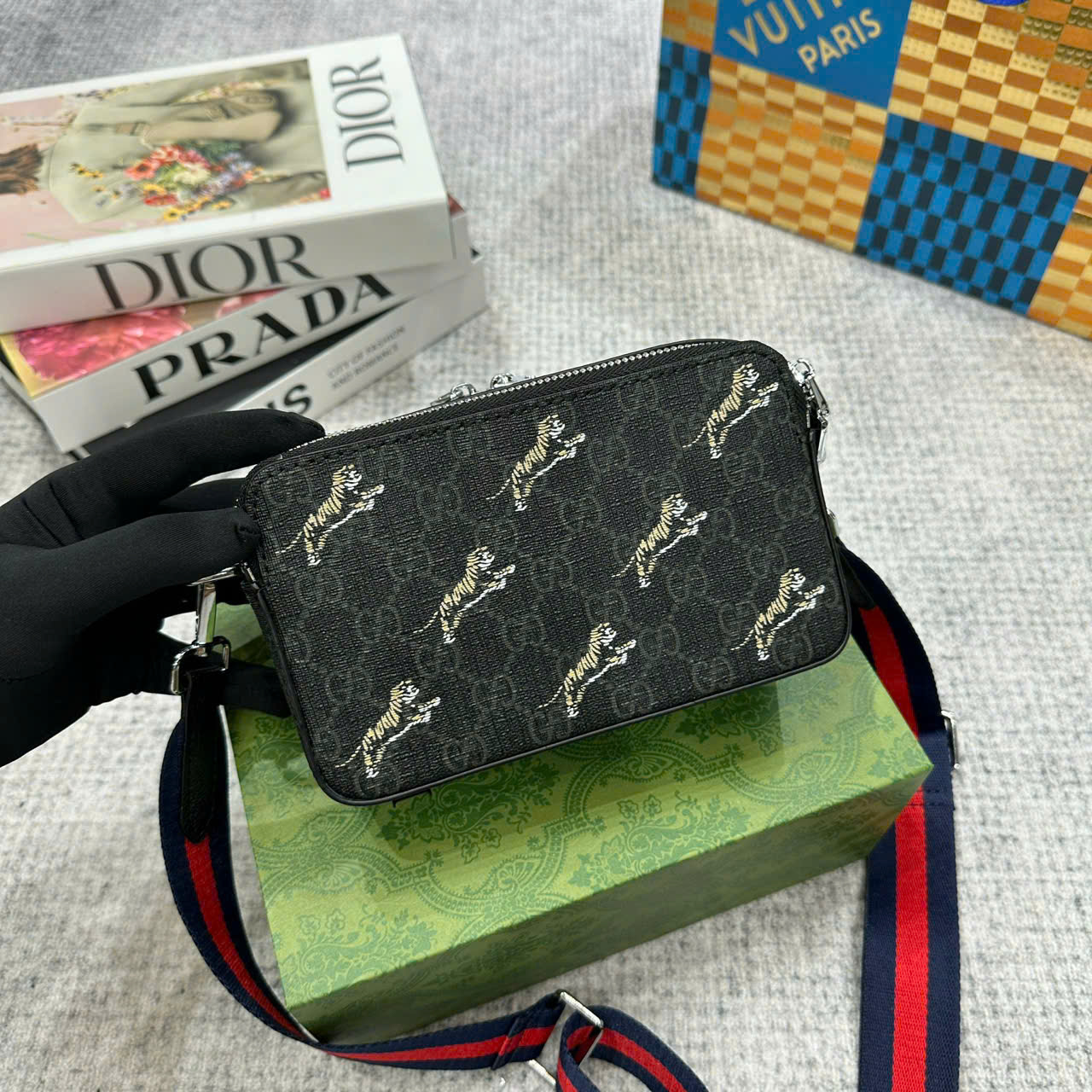 Túi đeo chéo Gucci hộp chữ nhật họa tiết hoa hổ_thumbnail_1