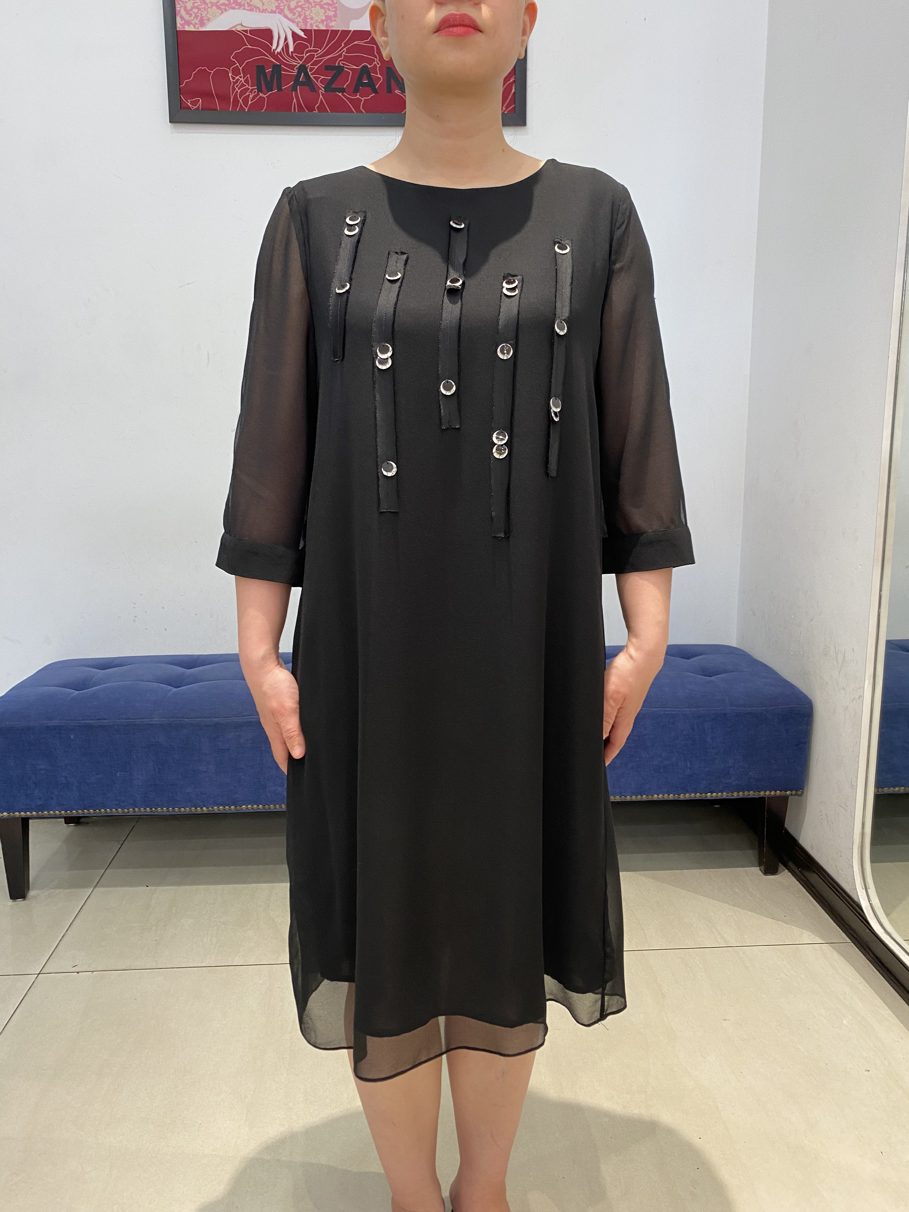 Váy đen phối trang trí