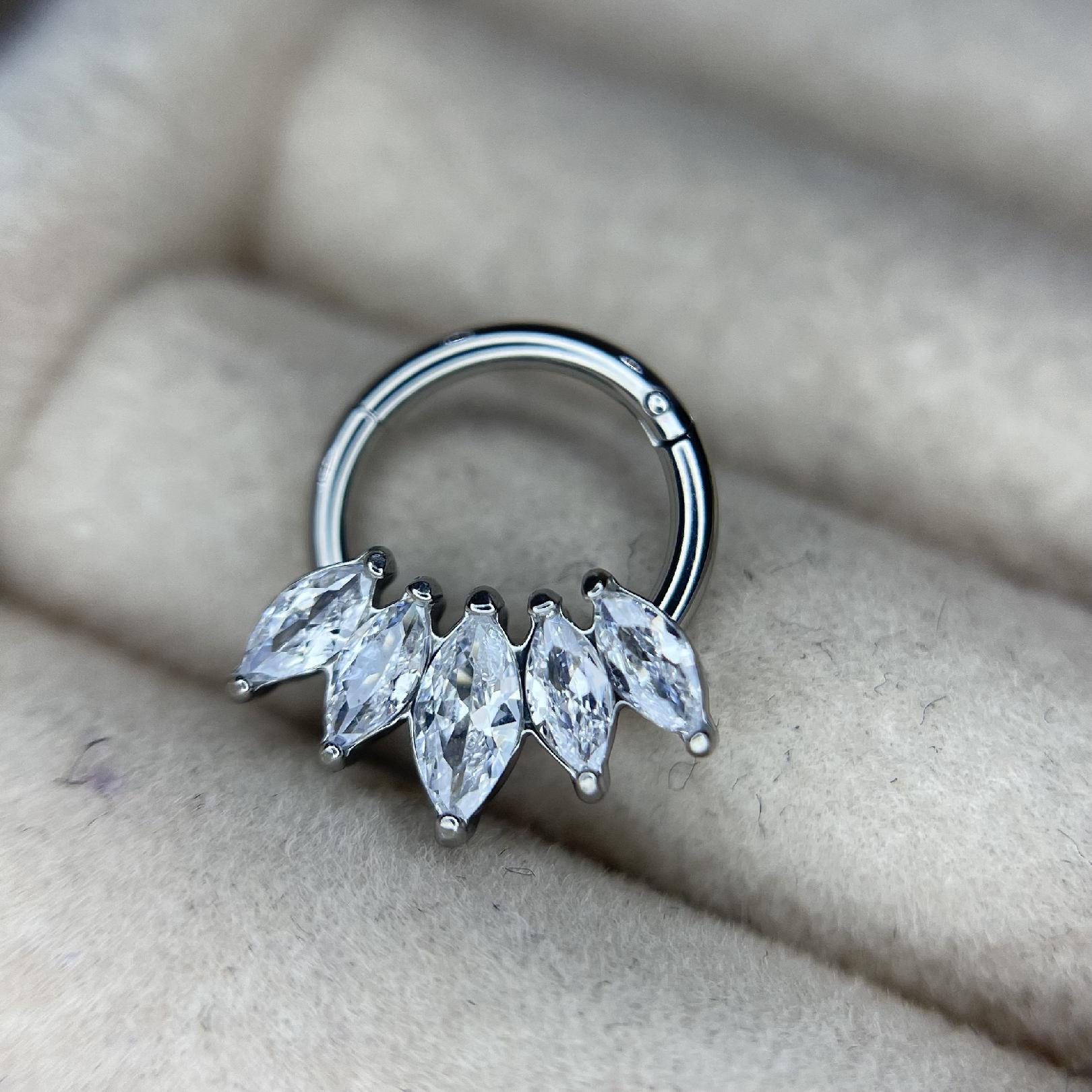 Khuyên daith bông hoa 5 cánh.