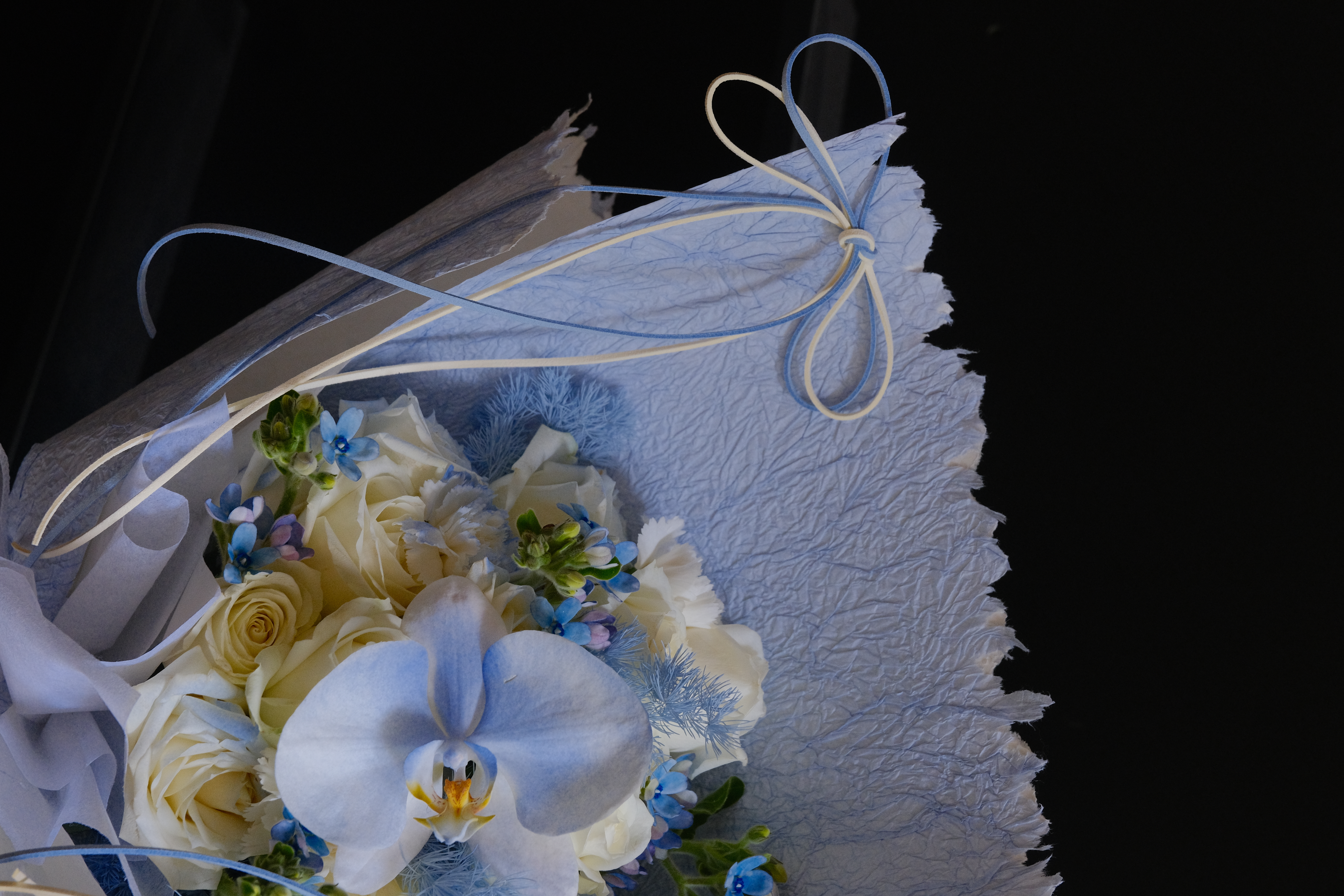 Bleu Rêve - Bó hoa hồng trắng mix tone Blue và Lan HĐ_thumbnail_2