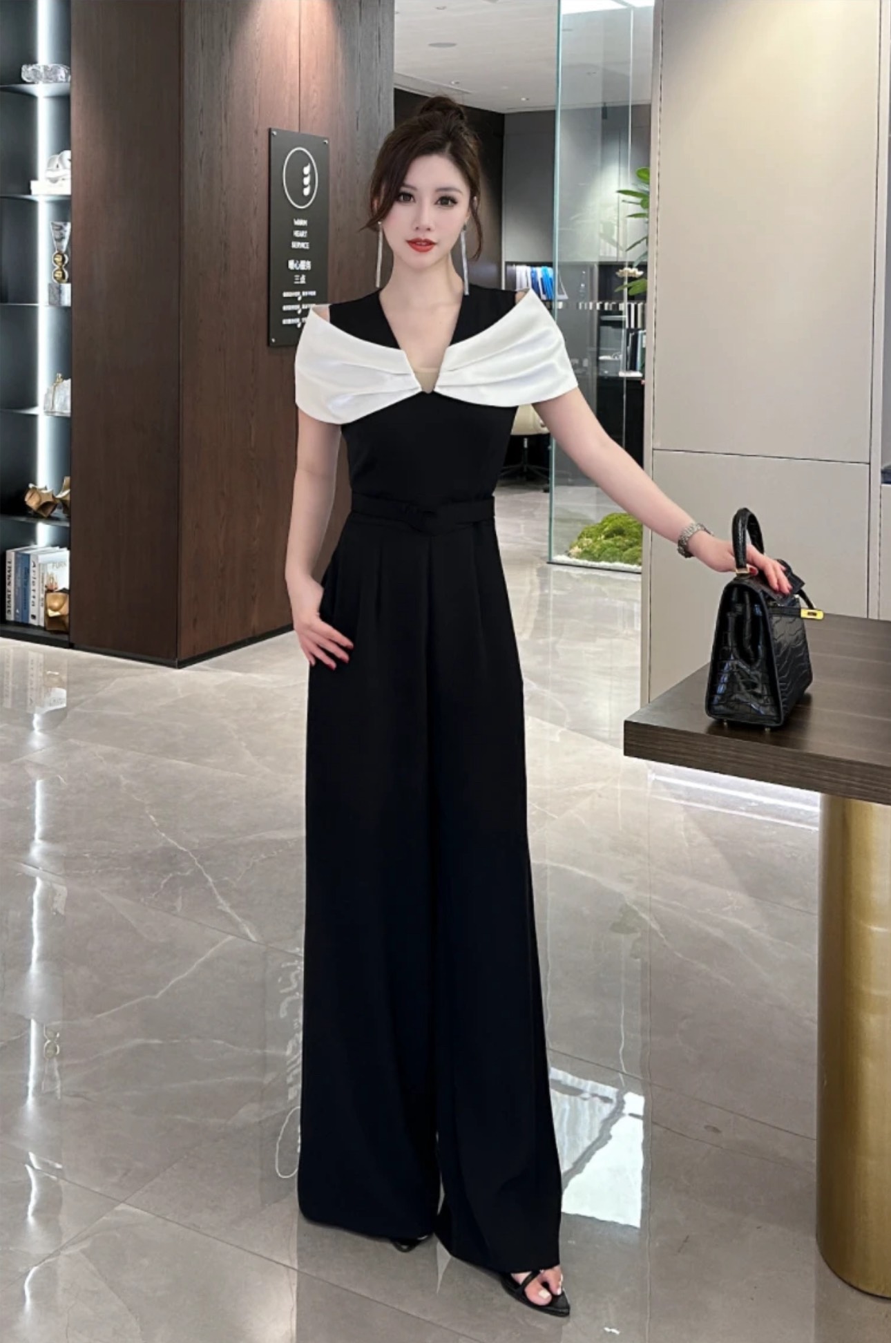 Jumpsuit dài cổ tim phối nơ trễ vai sang trọng