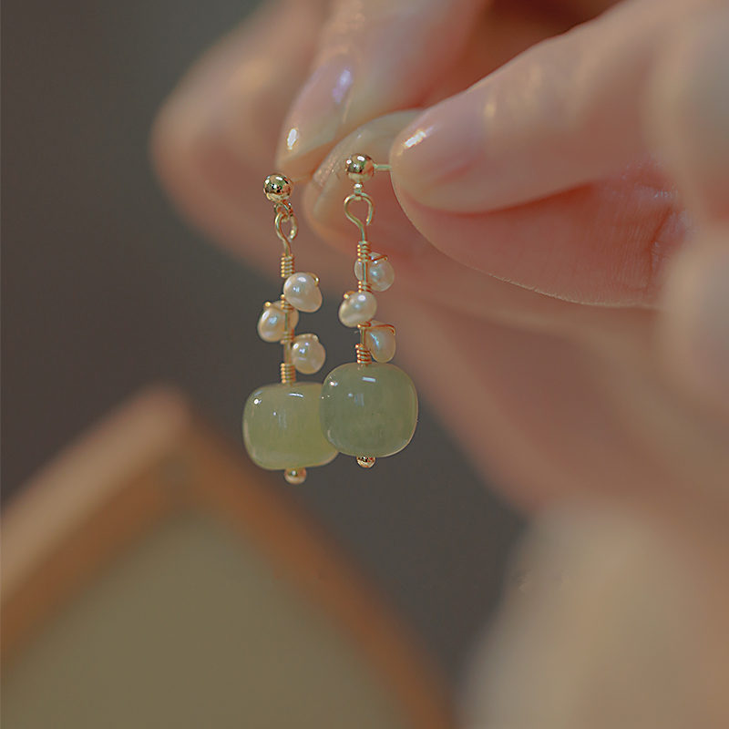 Khuyên tai Hetian kiểu Trung Quốc hiện đại mang phong cách cổ điển, thiết kế Hanfu đơn giản, phong cách độc đáo, mới lạ, khuyên tai kẹp dành cho người không xỏ lỗ tai