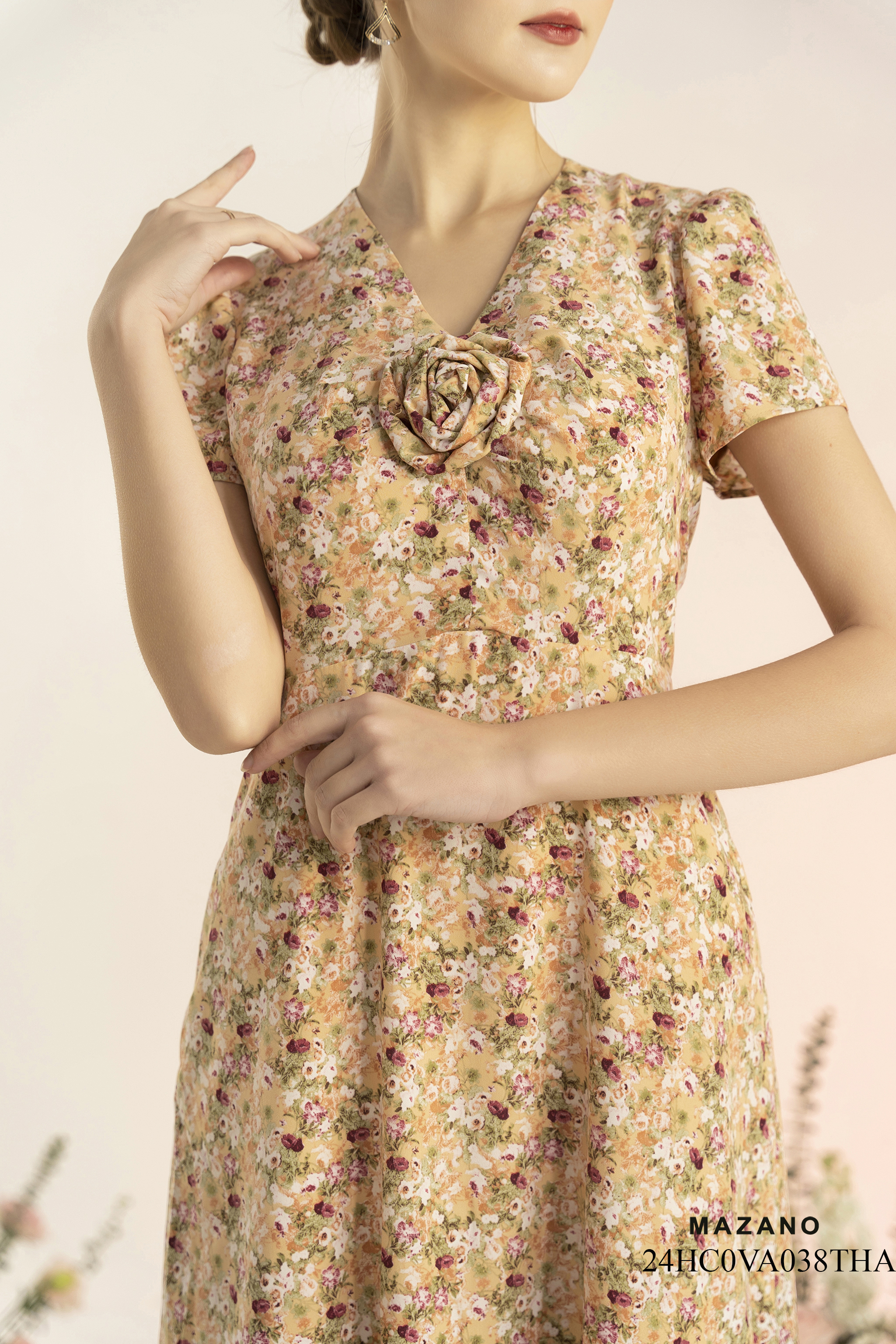 Đầm vàng nhạt họa tiết eo cao trang trí hoa ngực_thumbnail_4