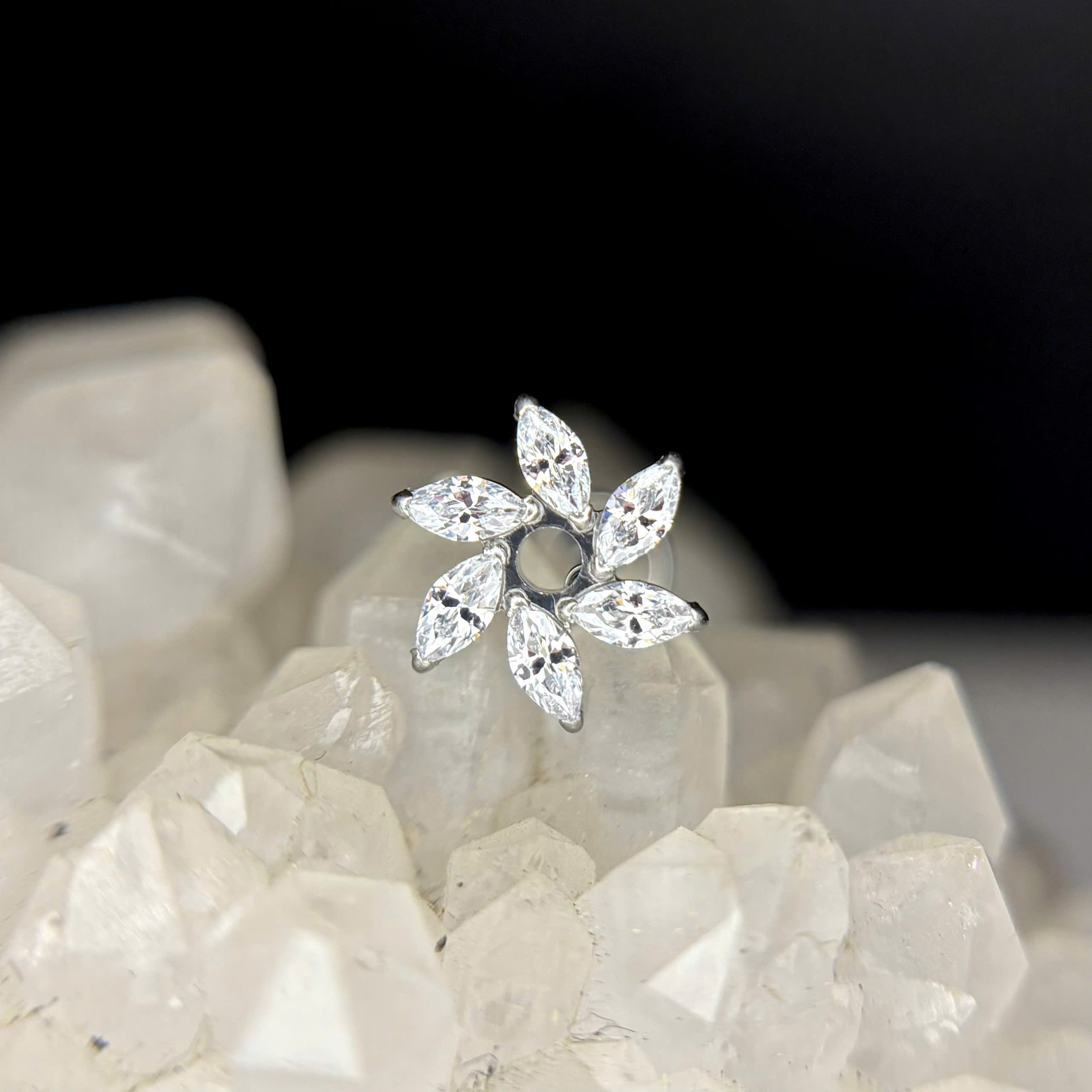 Khuyên kiểu titan hoa 6 cánh