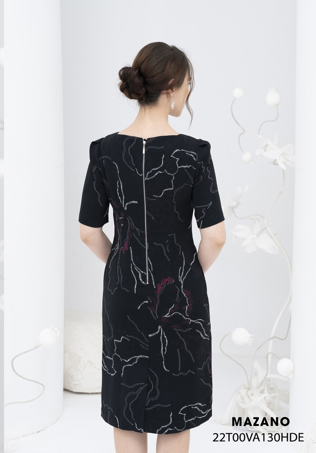 Đầm đen suông cổ thang đính trang trí eo theo họa tiết_thumbnail_2