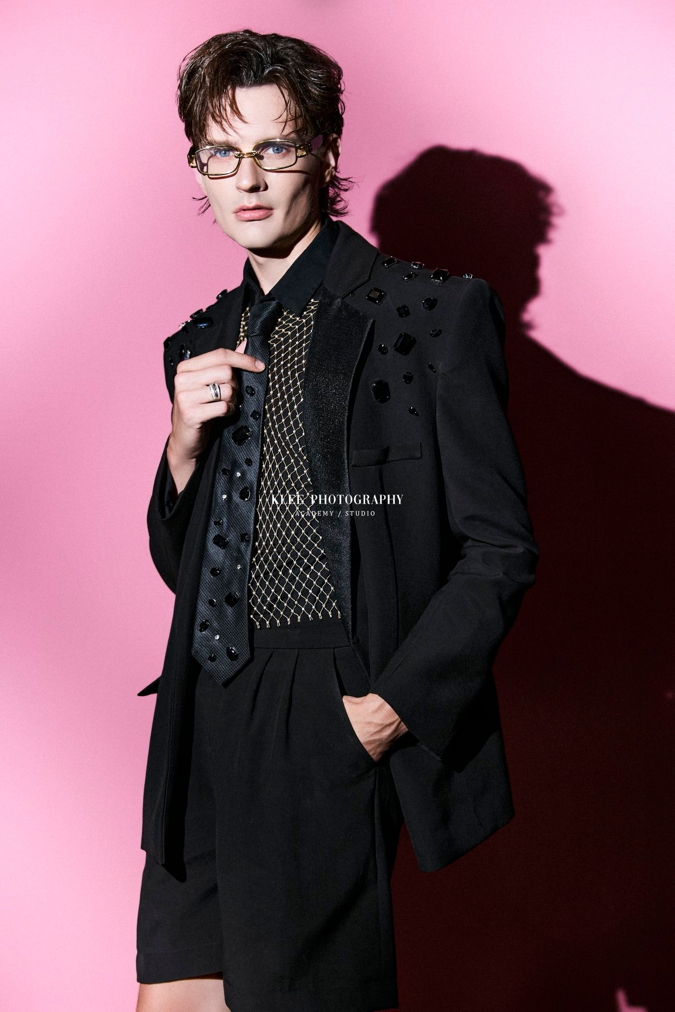 Suit đen đính đá – Phong cách runway ấn tượng_thumbnail_2