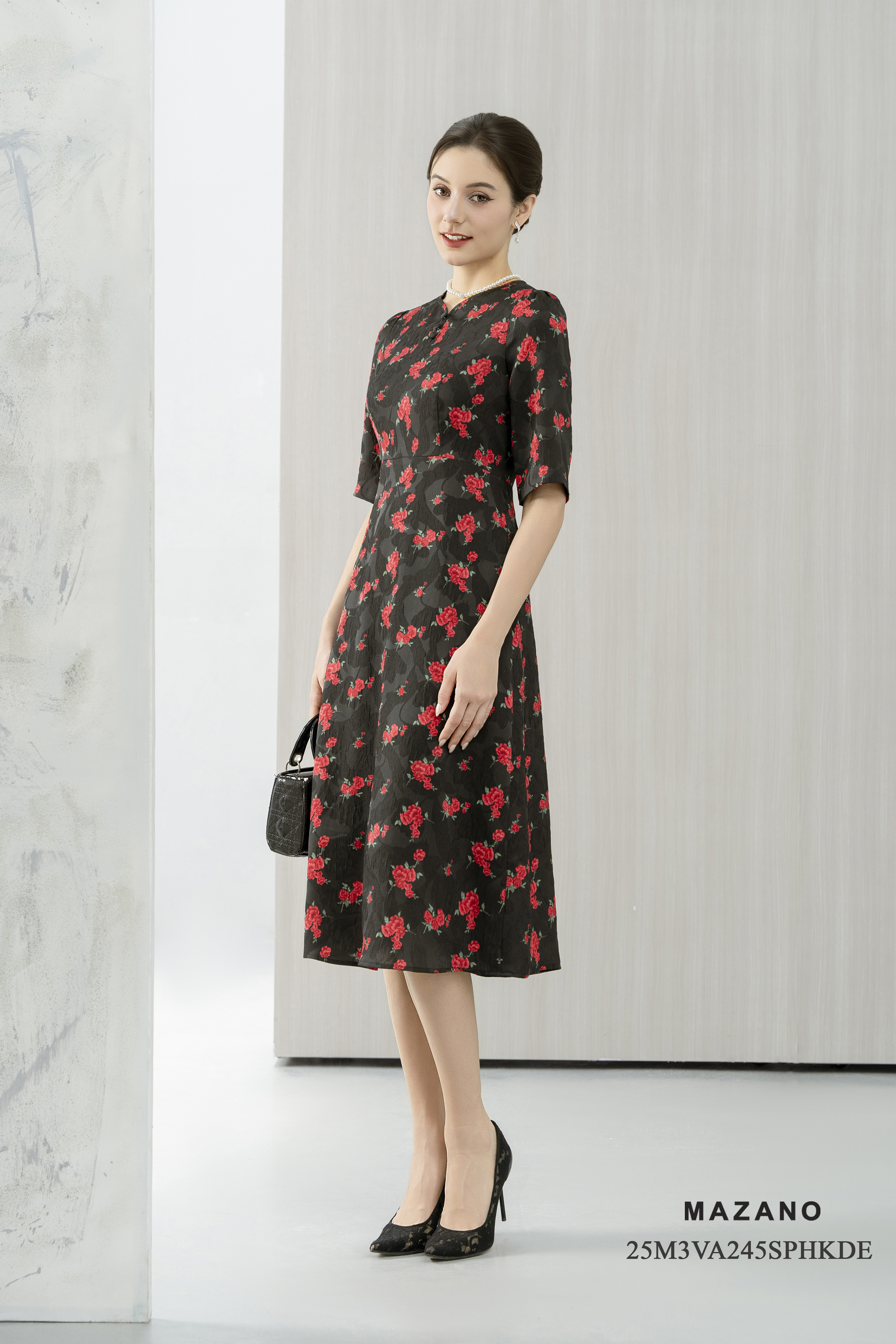 Đầm đen eo cao chân rủ,hoạ tiết hoa nhí,tay lỡ cổ cách điệu