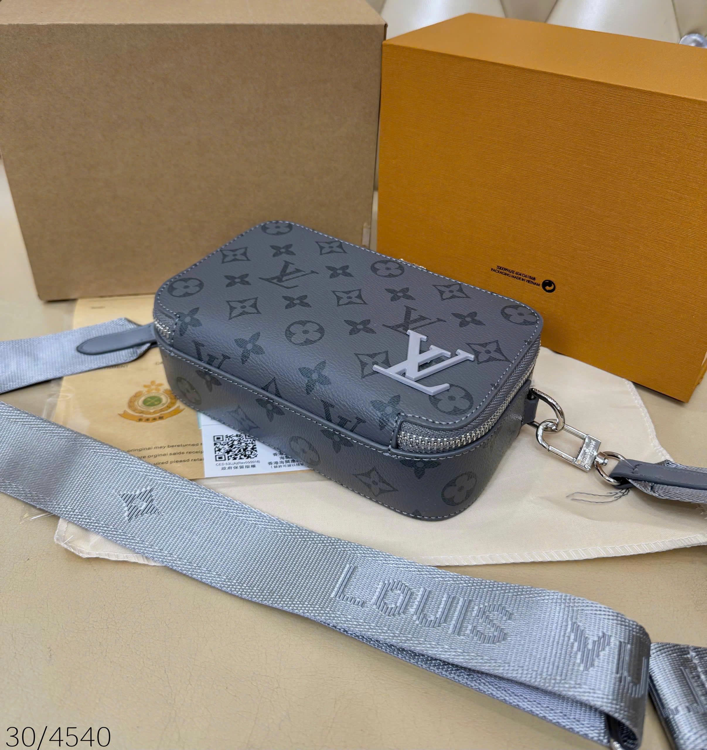 Túi đeo chéo dáng hộp chữ nhật LV Alpha hoa xám_thumbnail_1