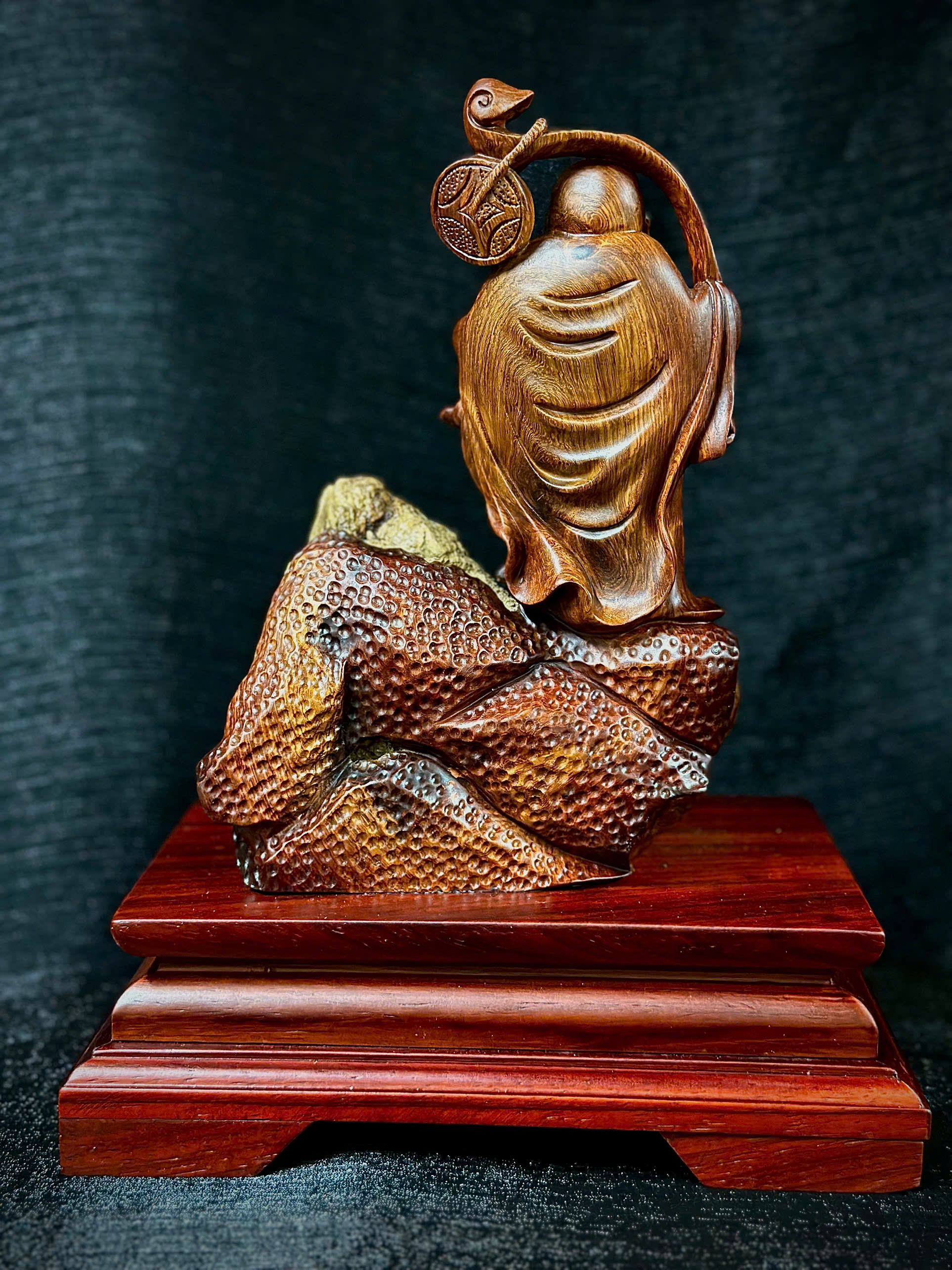  TƯỢNG DI LẶC GÁNH TIỀN - GỖ HƯƠNG ÔM ĐÁ_thumbnail_3