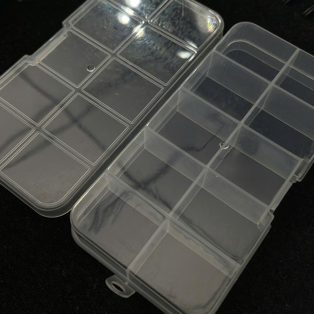 Hộp đựng 12 ô nhựa.