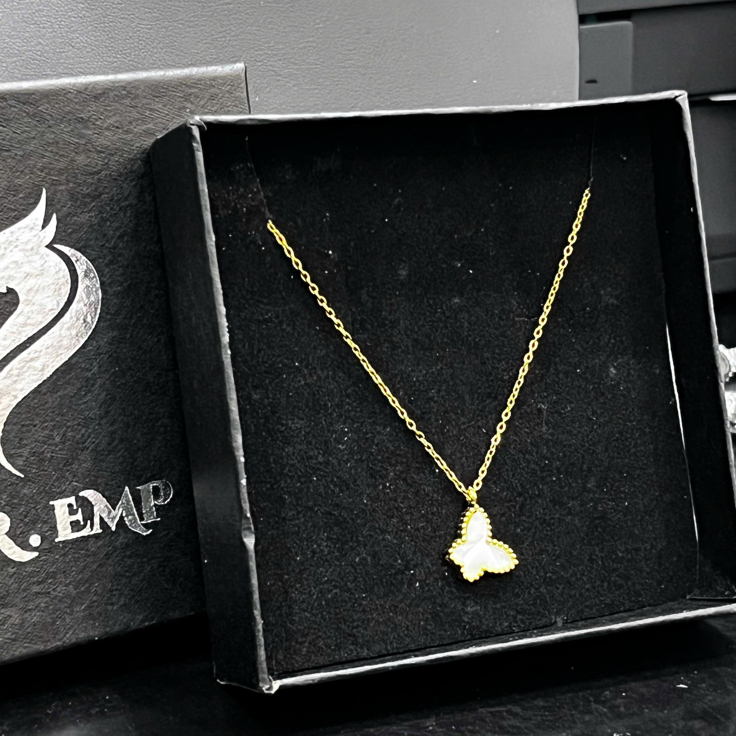 vòng cổ titan dây vàng mảnh charm bướm trắng