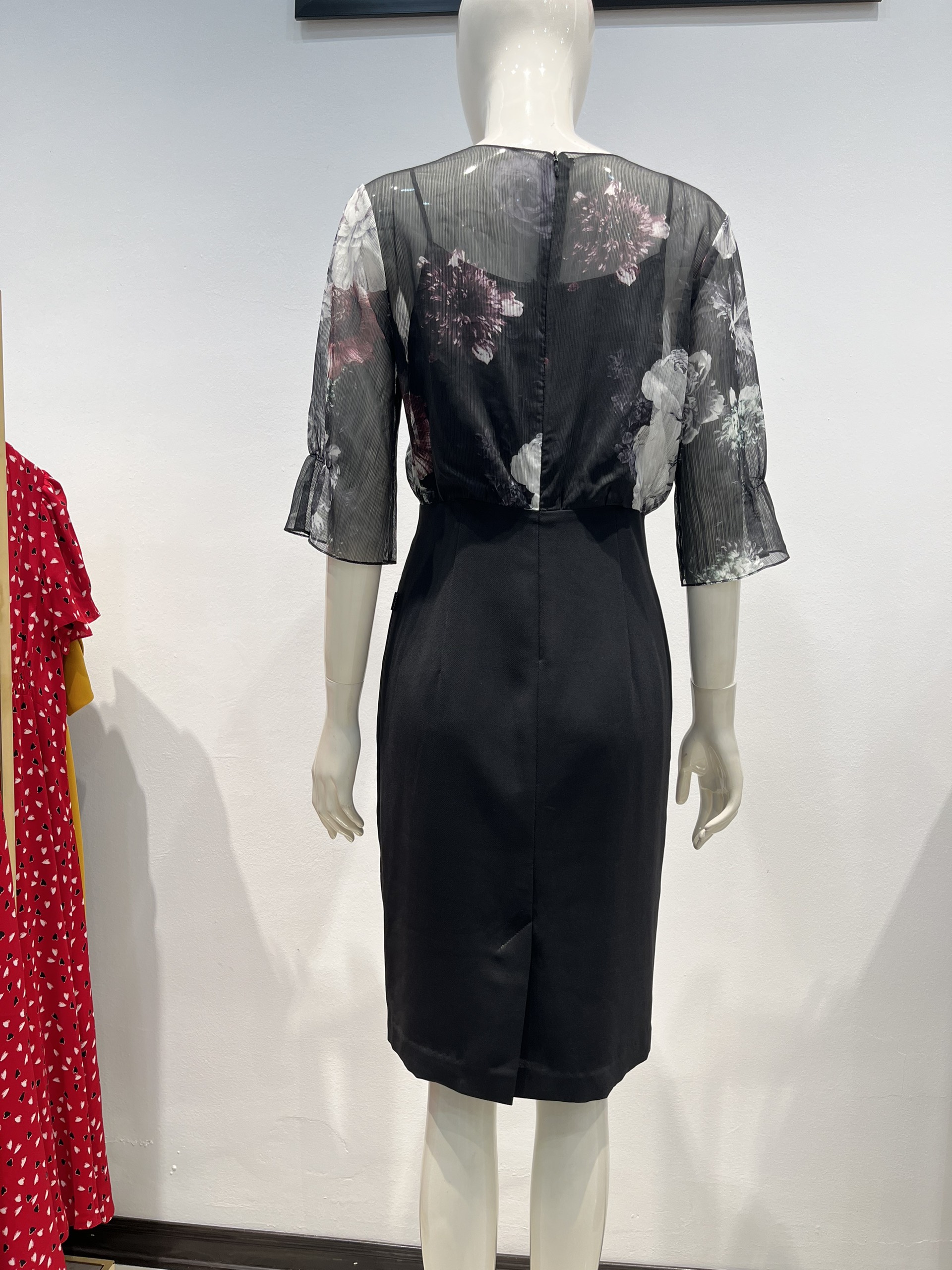 Váy ôm họa tiết cổ cách điệu