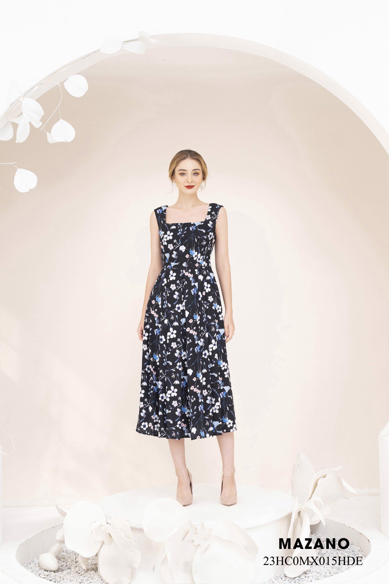 Đầm Maxi vải voan màu đen cổ vuông chân xếp rủ_thumbnail_1