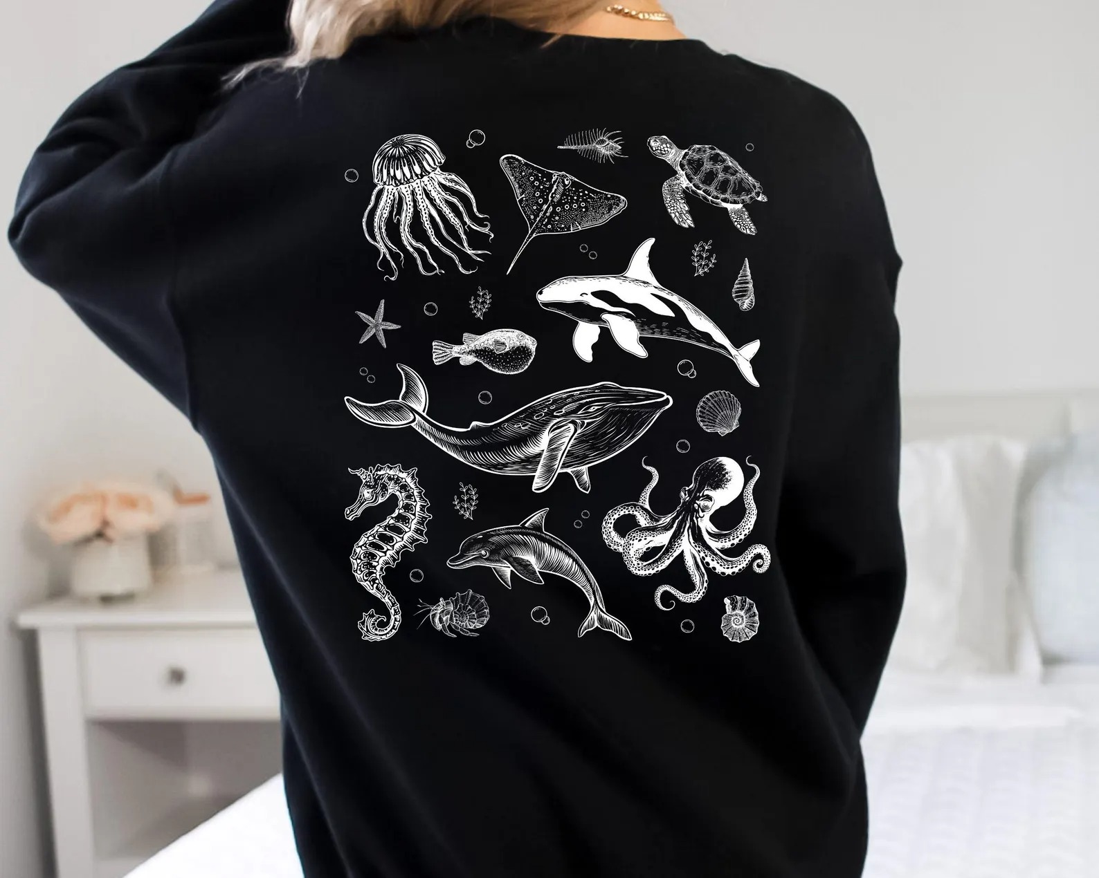 Comfortable Hoodie with Artistic Back Print_thumbnail_3
