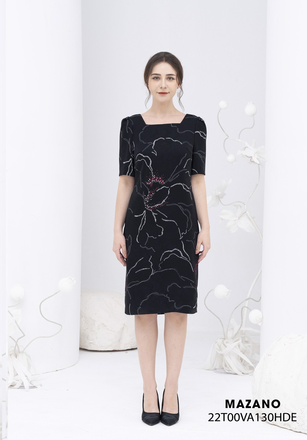 Đầm đen suông cổ thang đính trang trí eo theo họa tiết