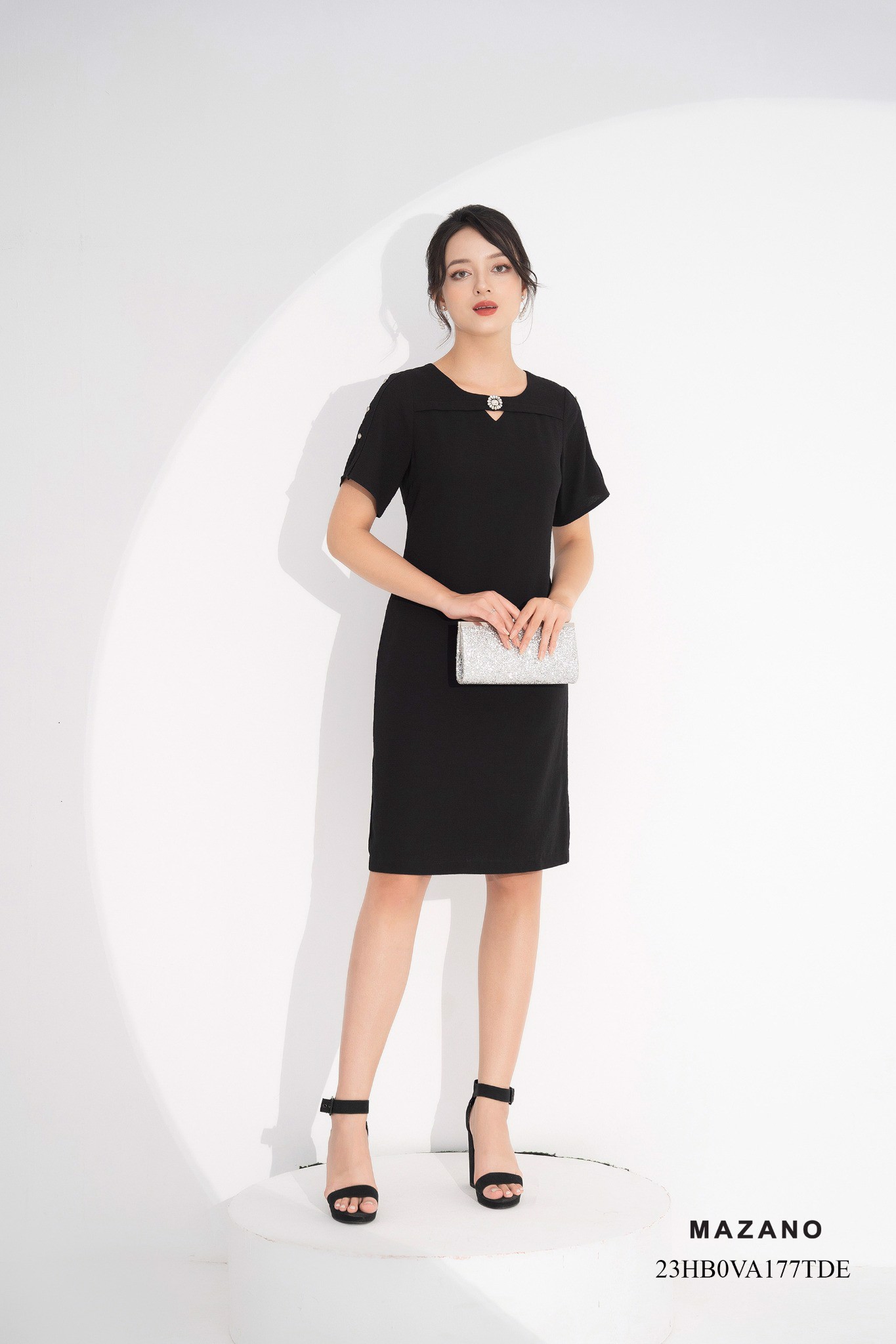 Đầm suông đen cổ đính đá tay cách điệu_thumbnail_2