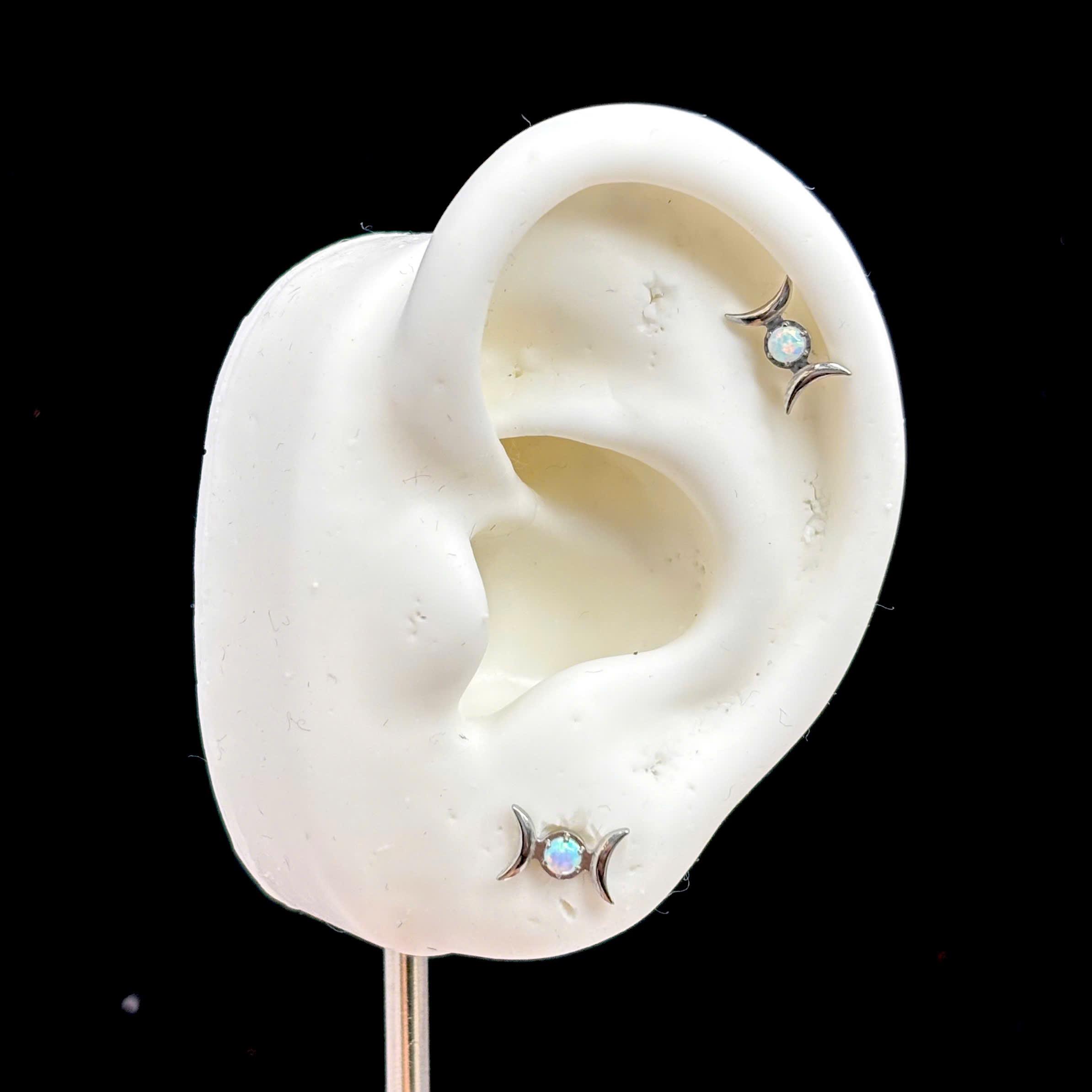 Khuyên kiểu titan 2 mặt trăng đá opal giữa_thumbnail_3