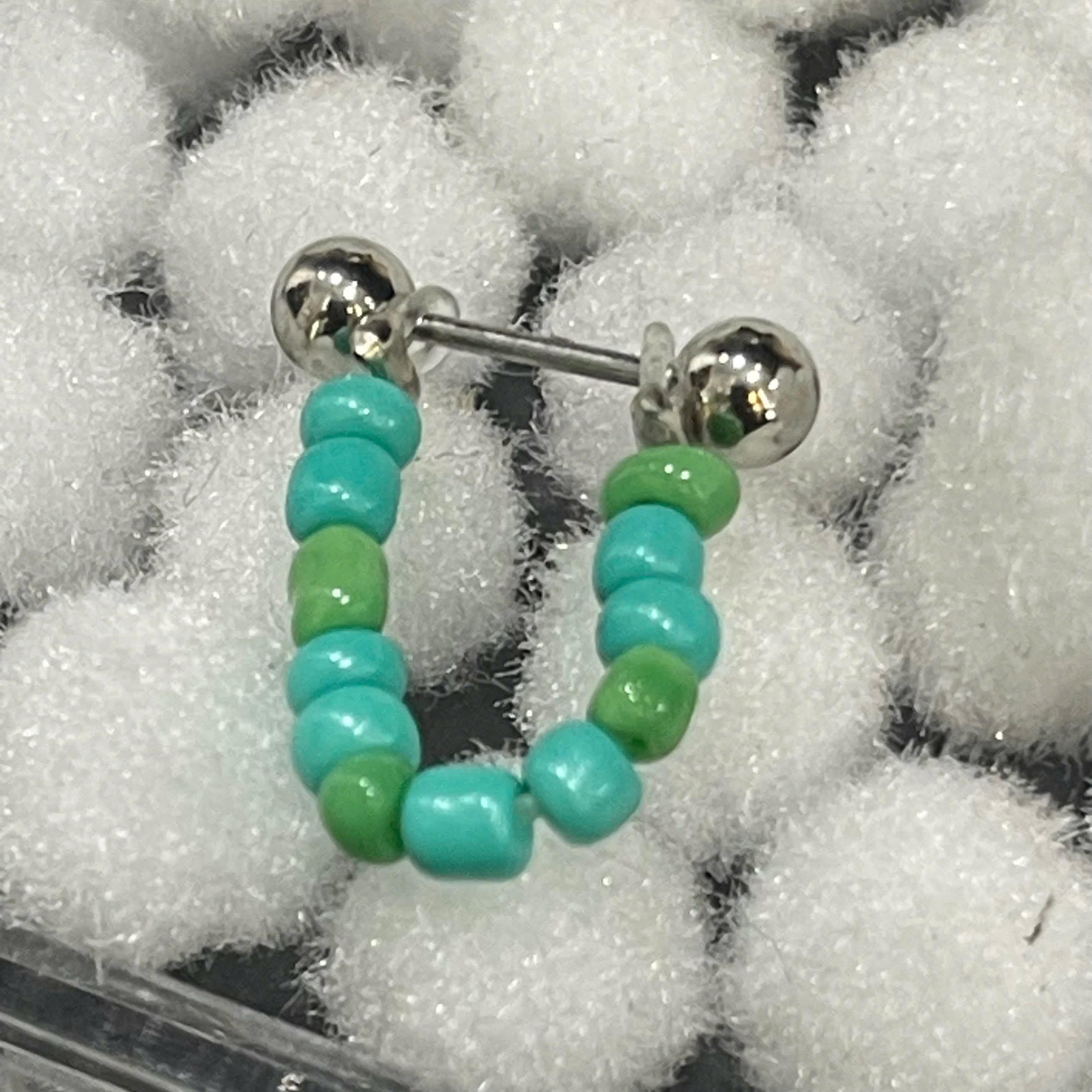 khuyên kiểu hạt cườm nhựa xanh lá ngọc và đậm._thumbnail_2