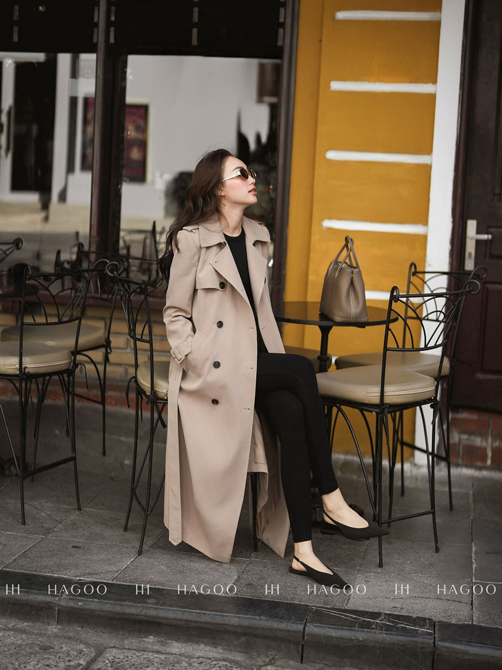 Việc mở cúc áo và thả nhẹ đai eo cũng mang đến cảm giác phóng khoáng hơn, giúp chiếc măng tô trở nên trẻ trung và dễ gần