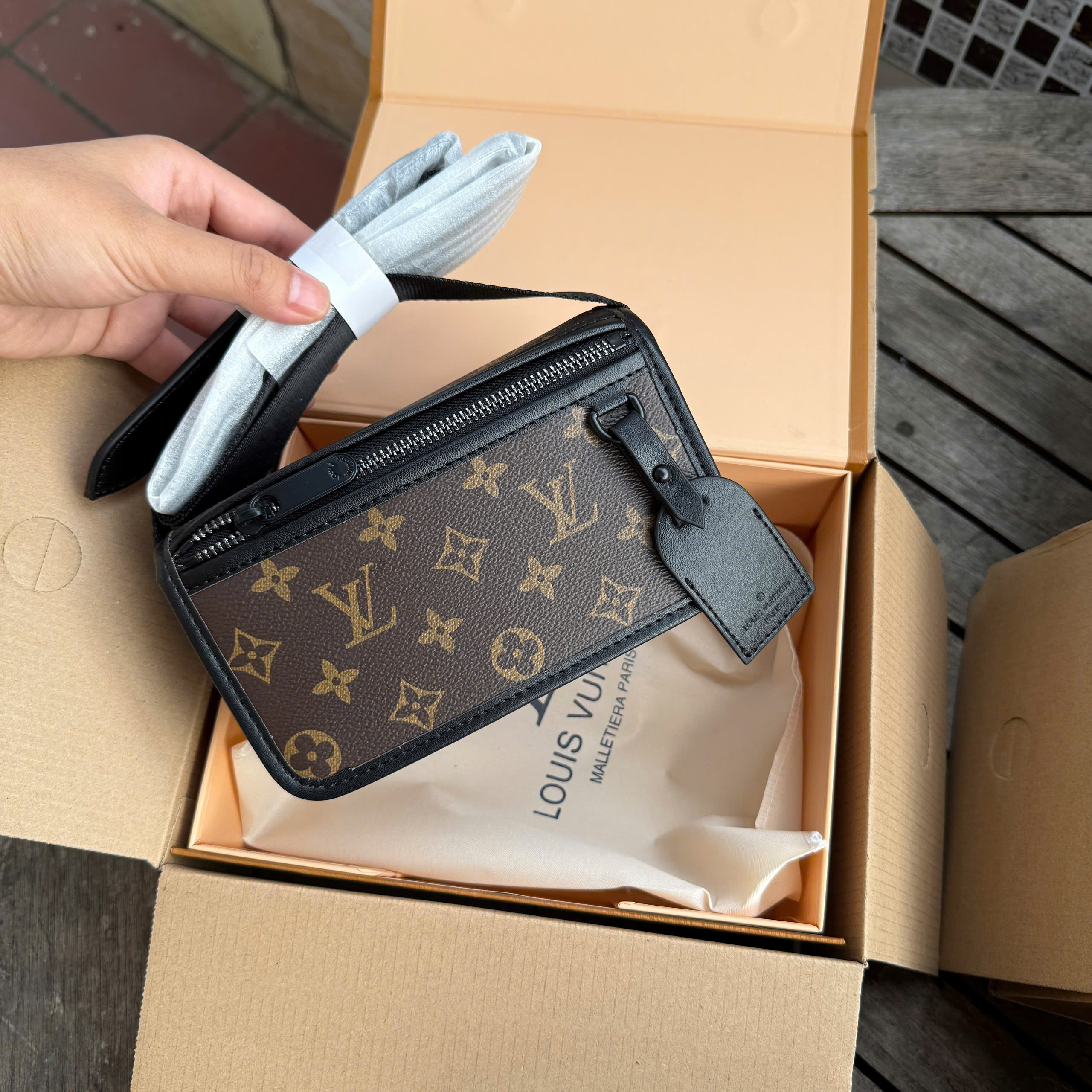 Túi đeo chéo nam LV Bosphore Monogram Eclipse hoa nâu