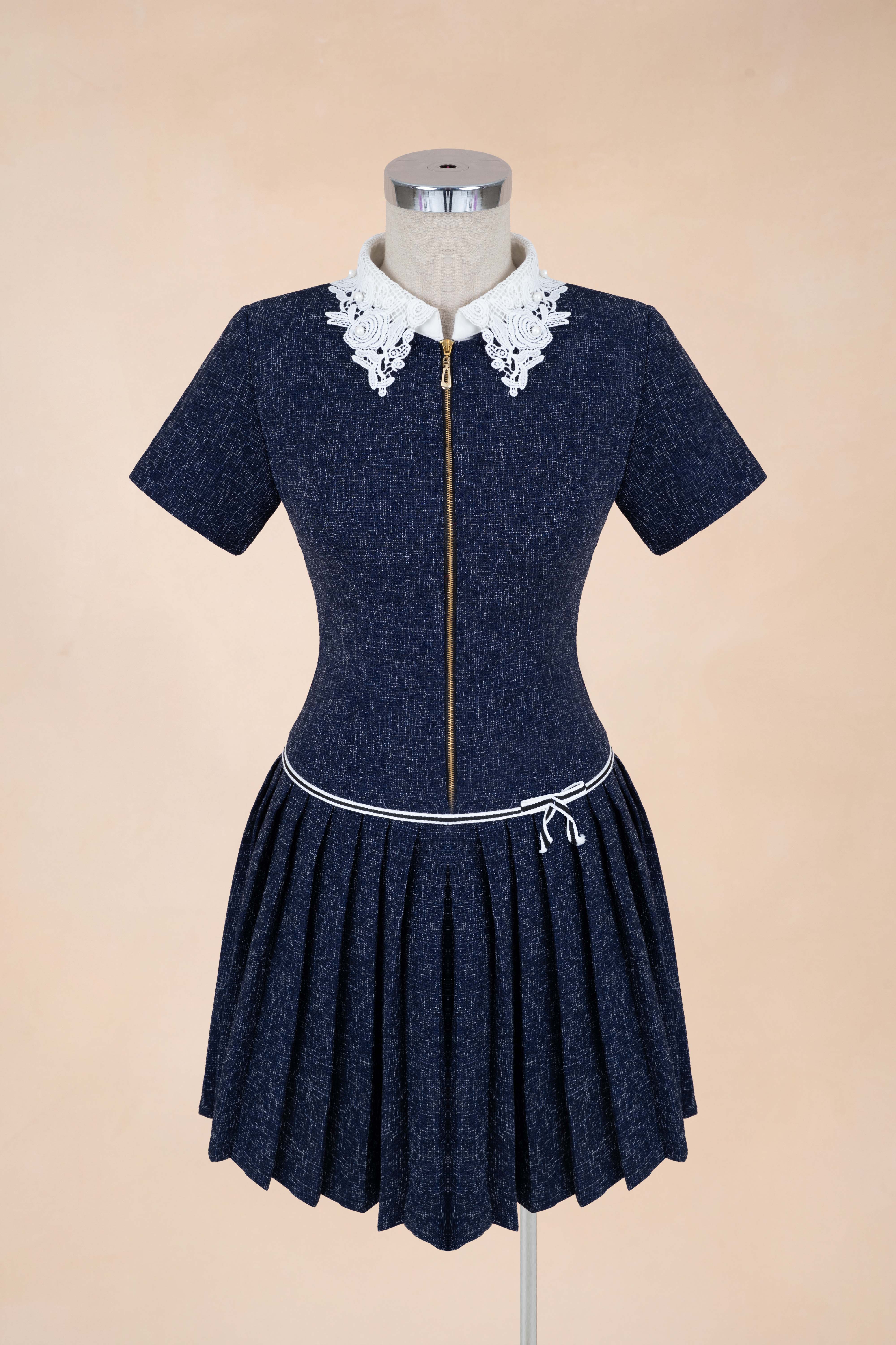 Đầm Xếp Ly Khoá Ngực Cổ Ren