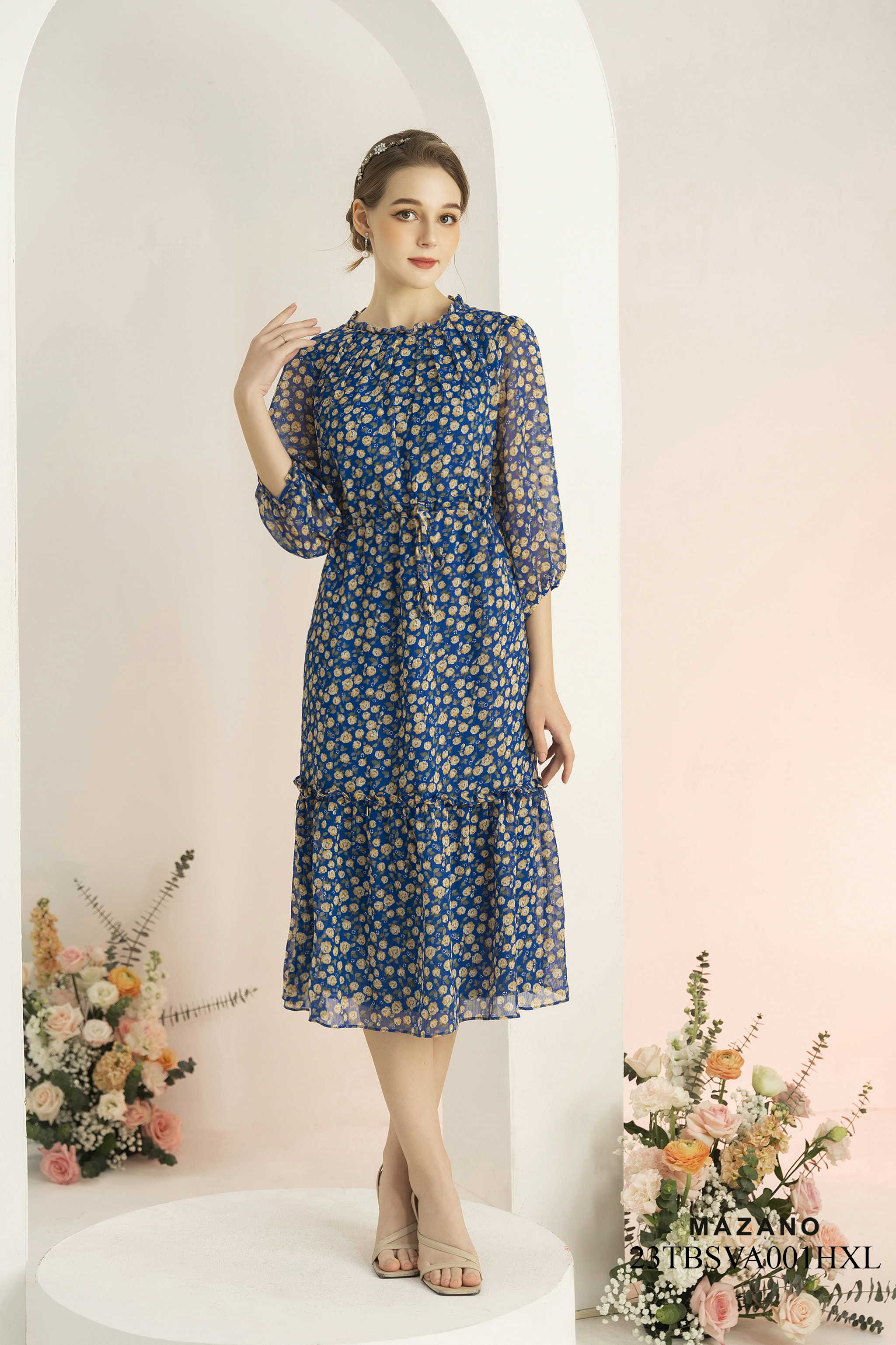 Đầm voan xanh thắt eo họa tiết hoa vàng