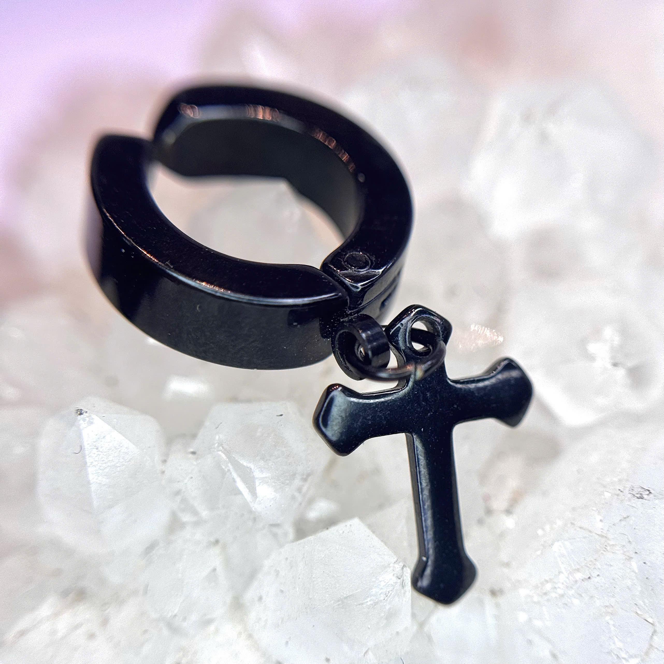 Khuyên kẹp giả thánh giá đen rơi