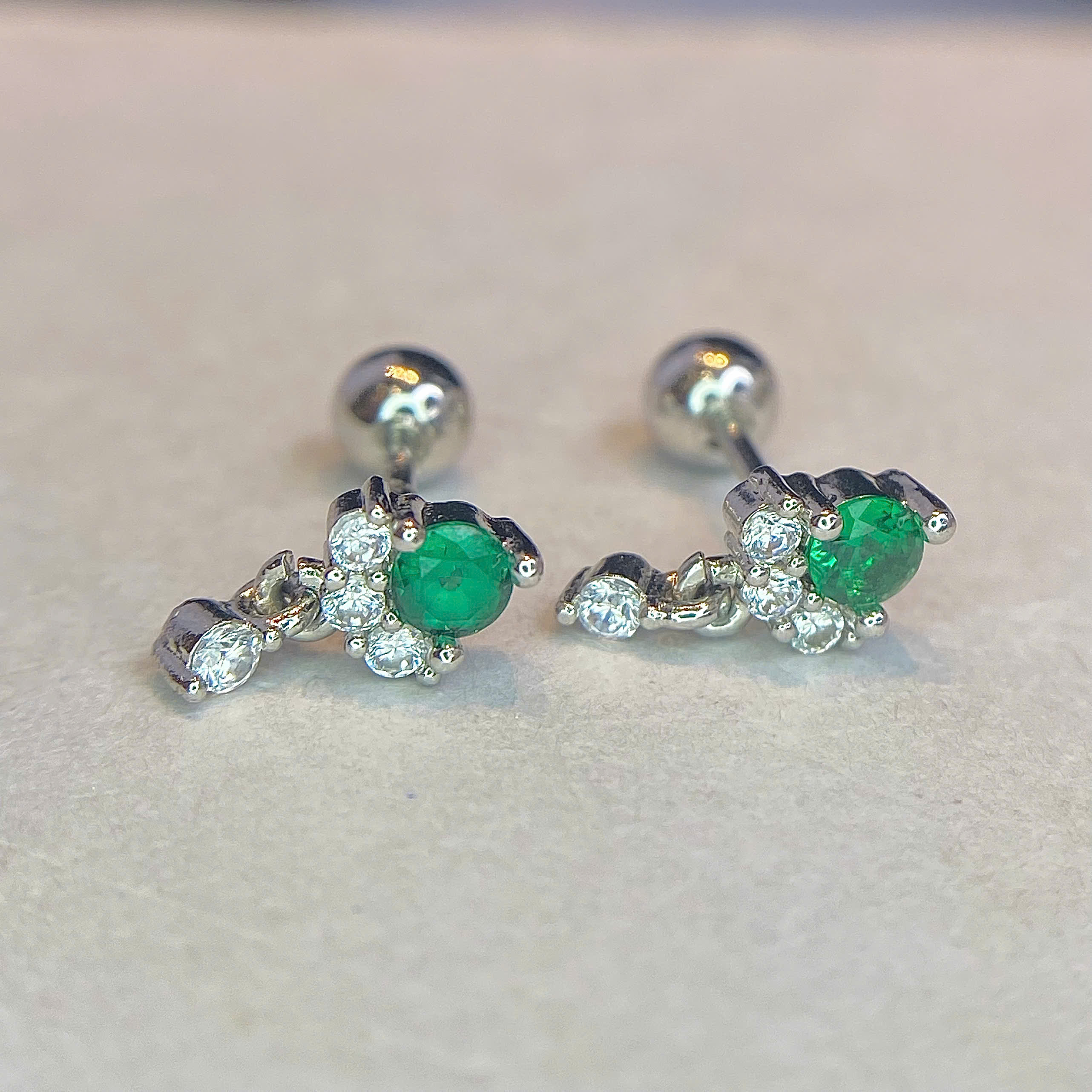 khuyên kiểu đá xanh lá rơi bi