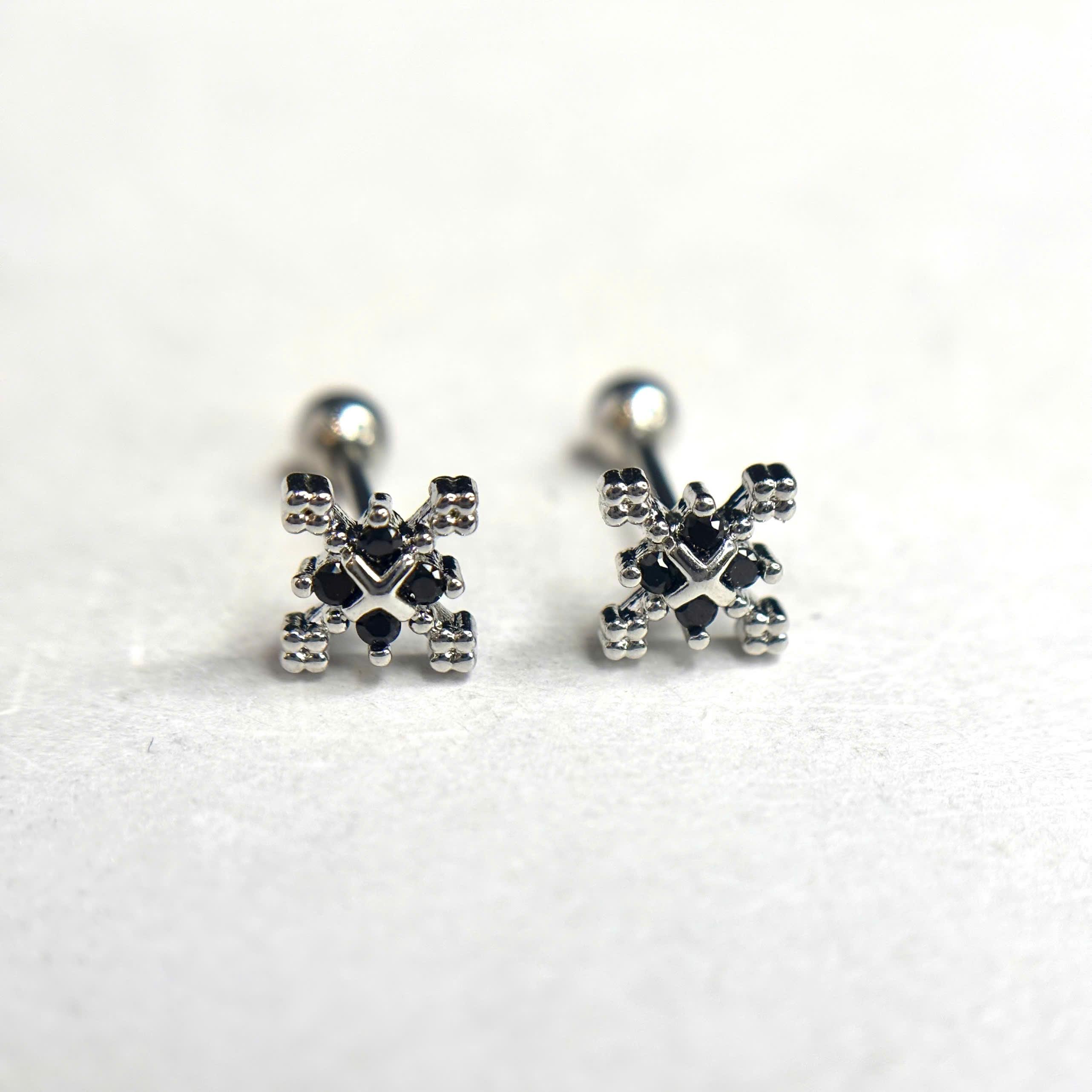 Khuyên kiểu bông tuyết xen kẽ đá đen bi