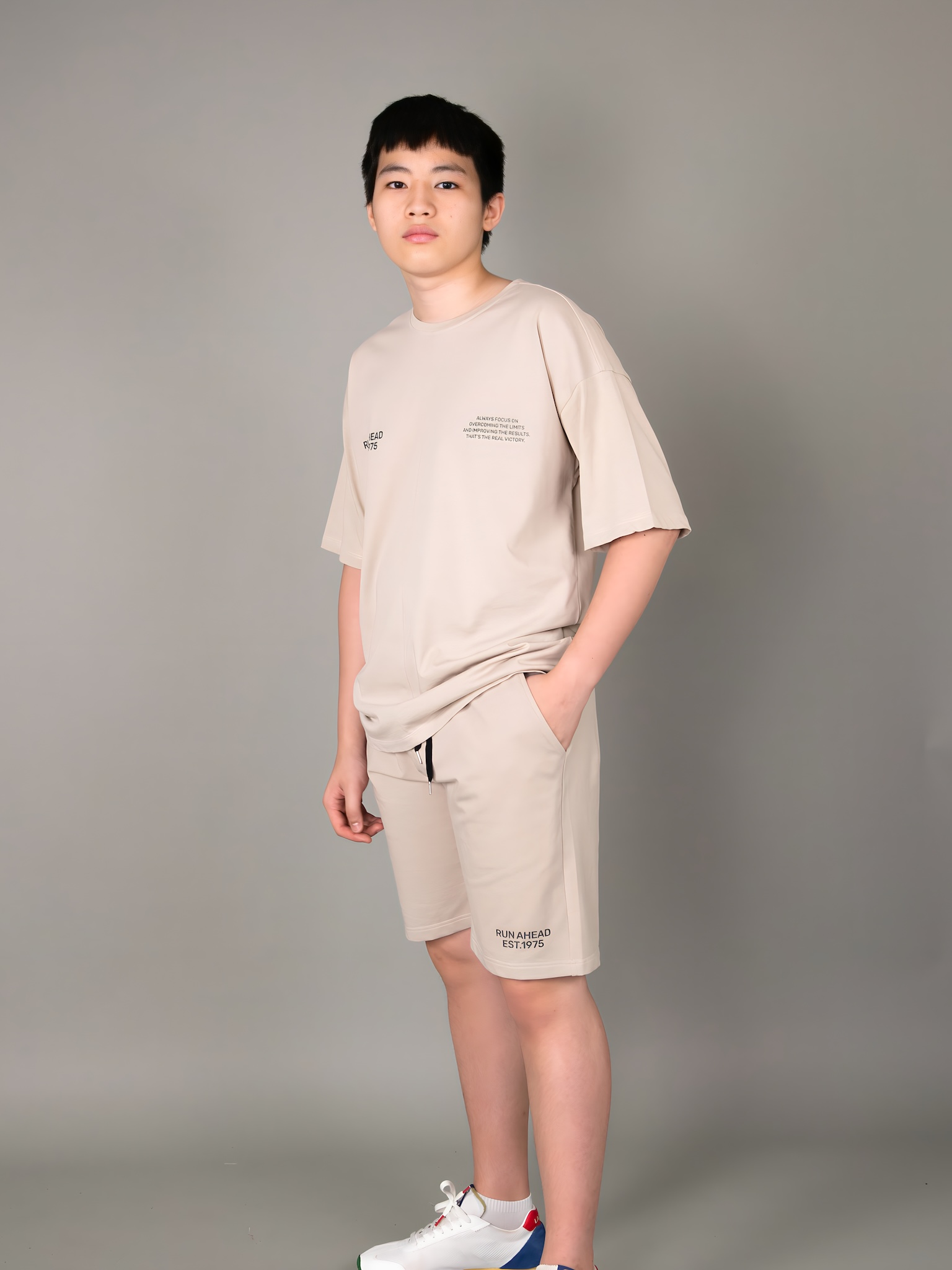 Áo phông dáng rộng bé trai màu be chia đôi thân trước