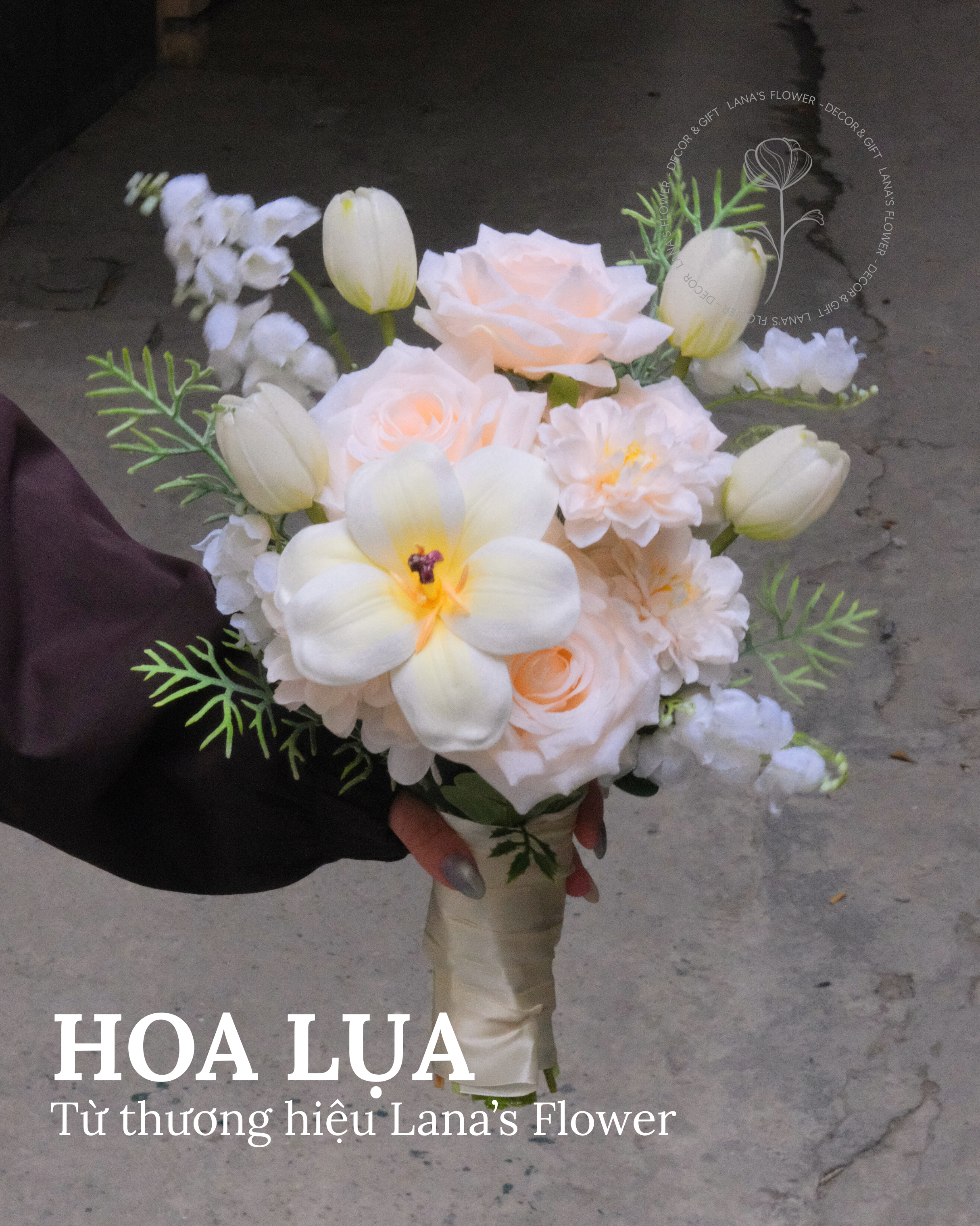 Bó hoa cưới hoa lụa Tulip mix - Dáng vát 1 mặt - Tone trắng kem