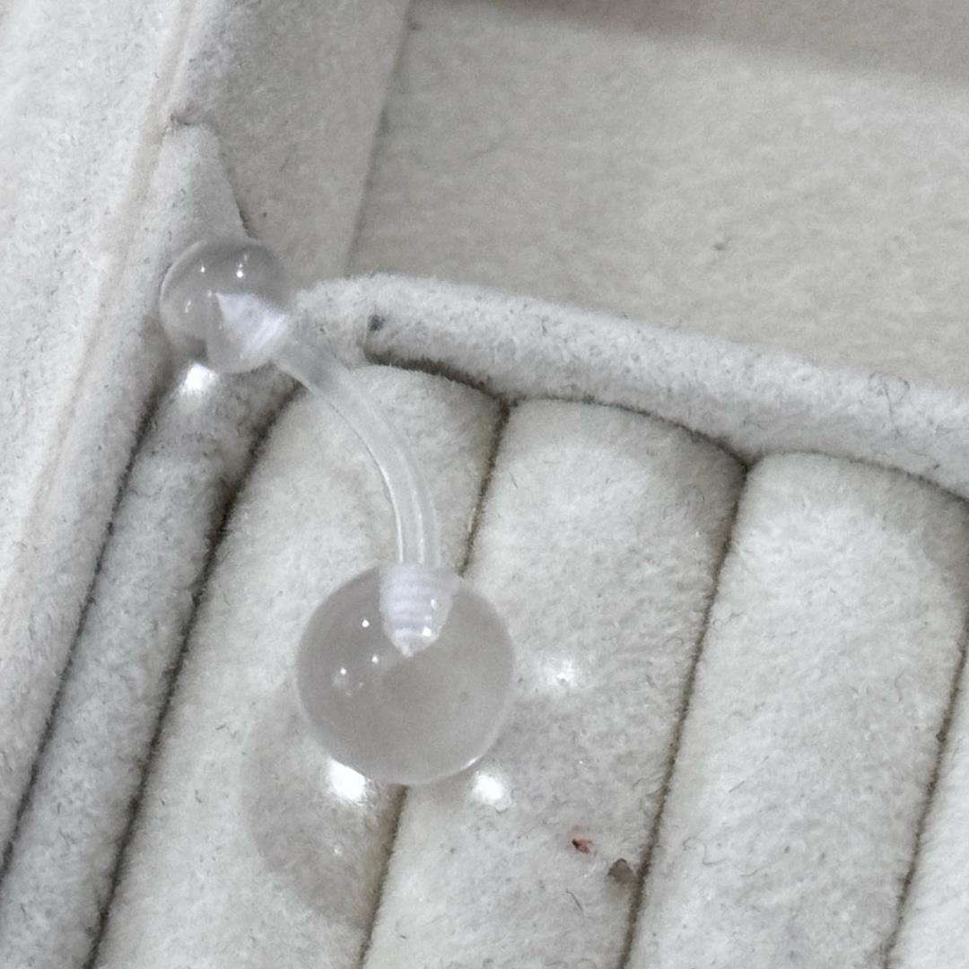 Khuyên rốn trong suốt.