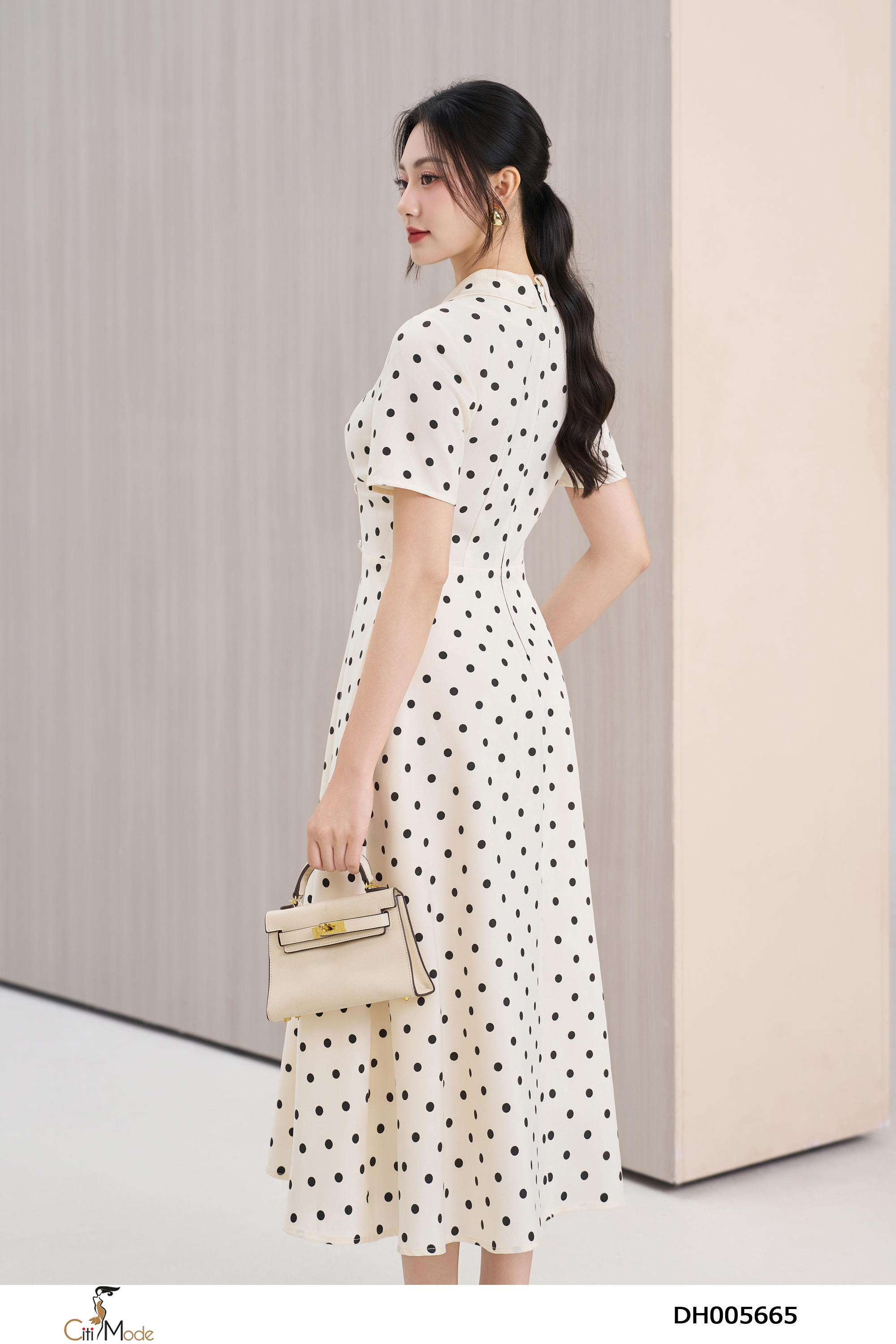 Đầm xòe chấm bi màu be cổ ve cách điệu