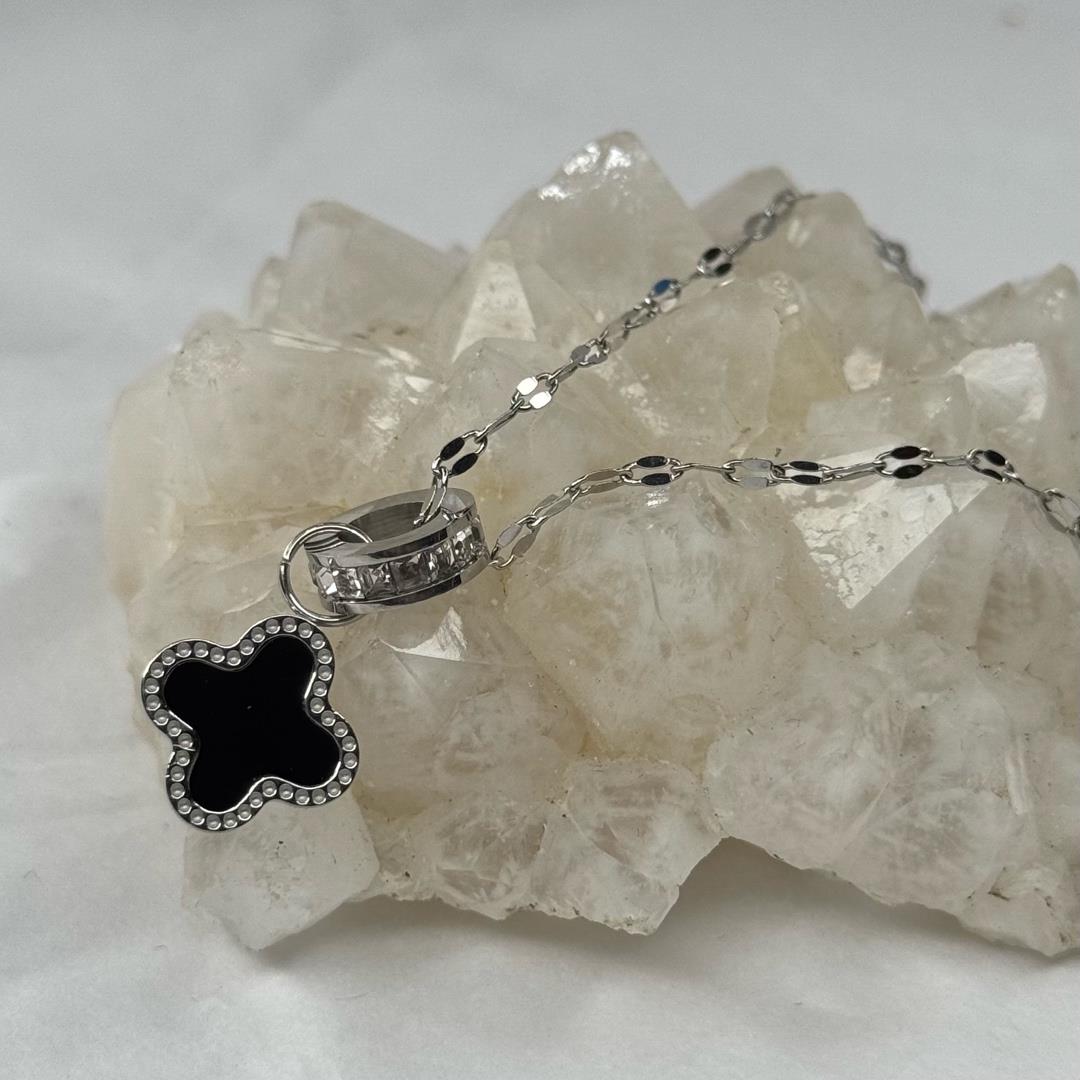 vòng cổ titan charm vòng kim cương cỏ ba lá van cleef đen 