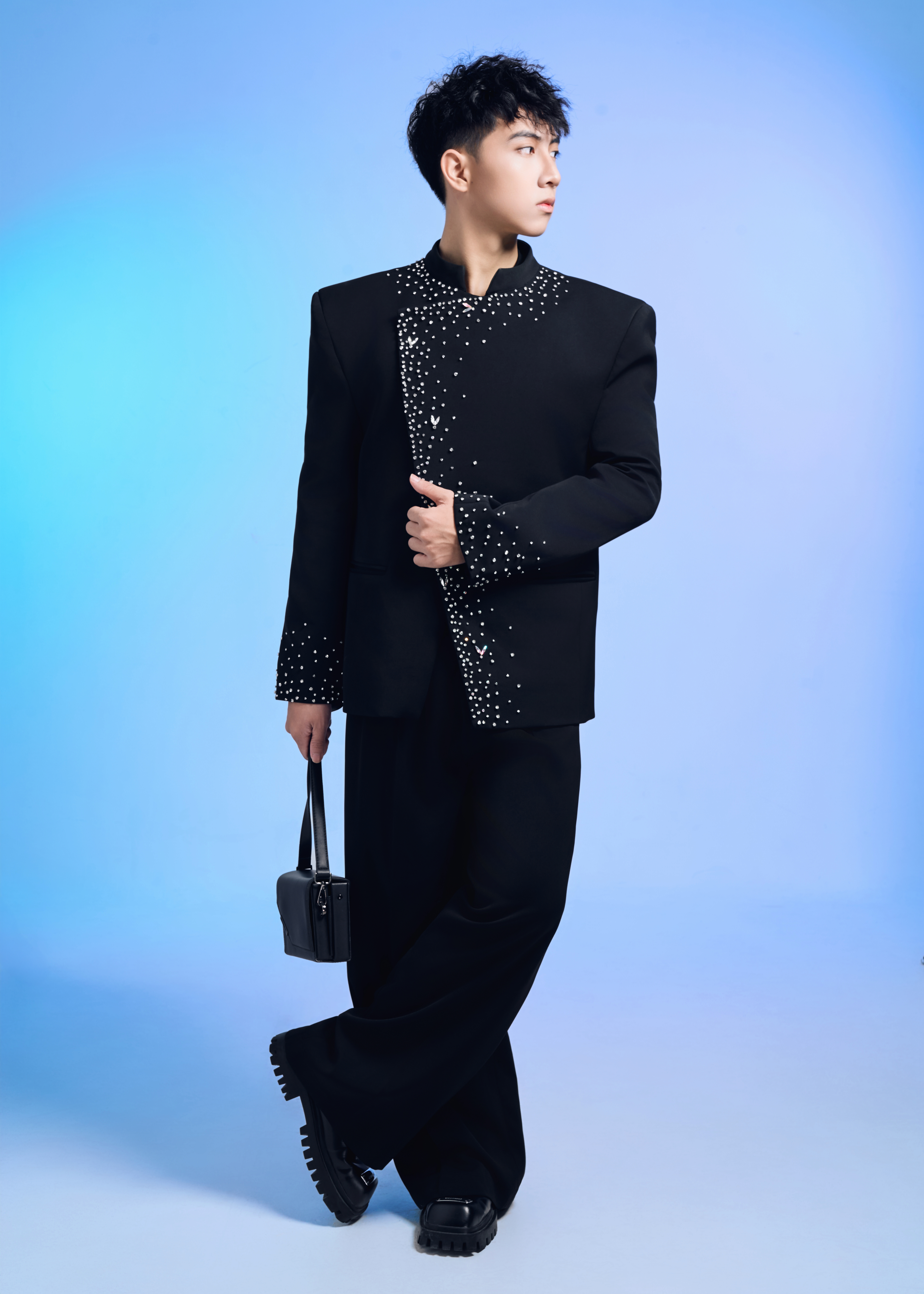 Vest đen đính pha lê cao cấp – Phong cách sang trọng và quyền lực